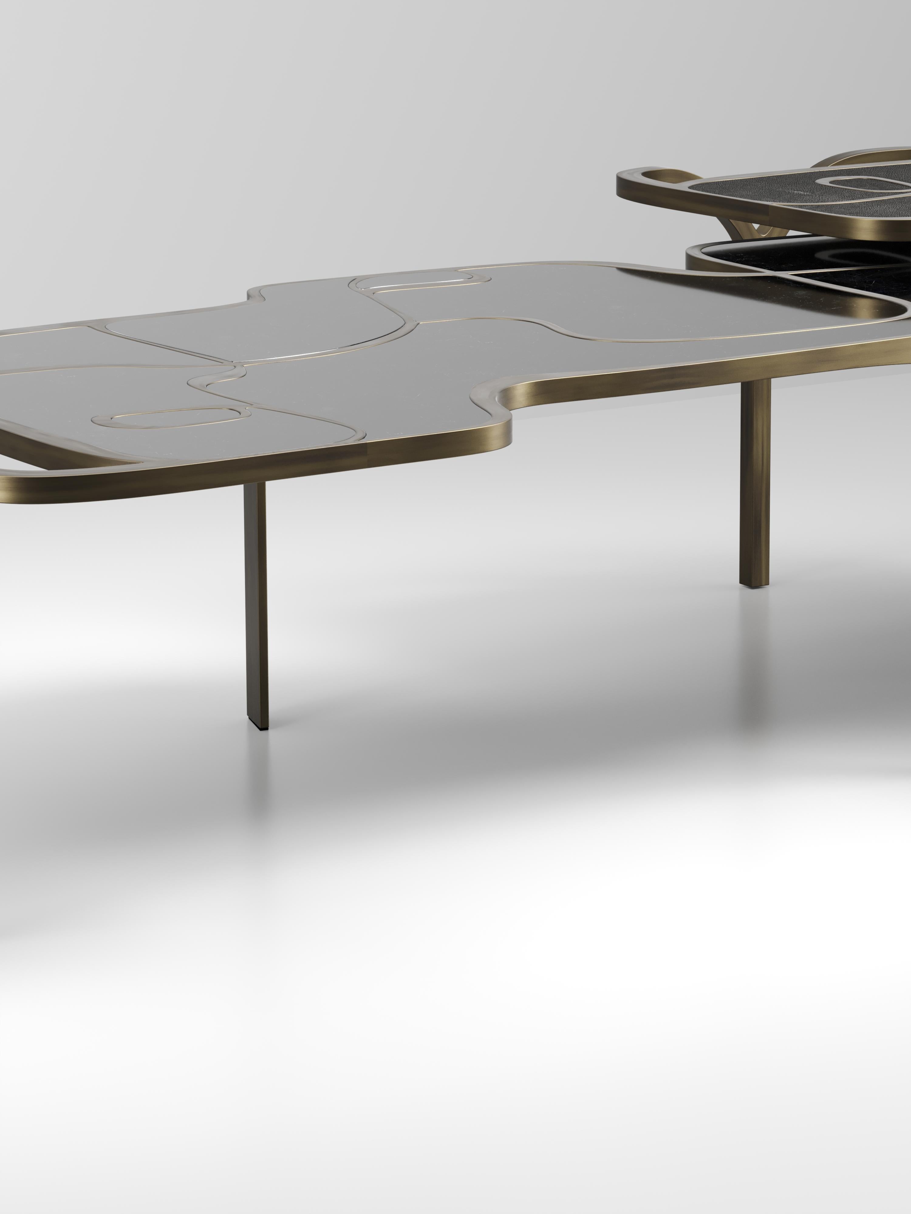 Art déco Tables basses gigognes en galuchat avec accents de coquillages et de laiton de R&Y Augousti en vente