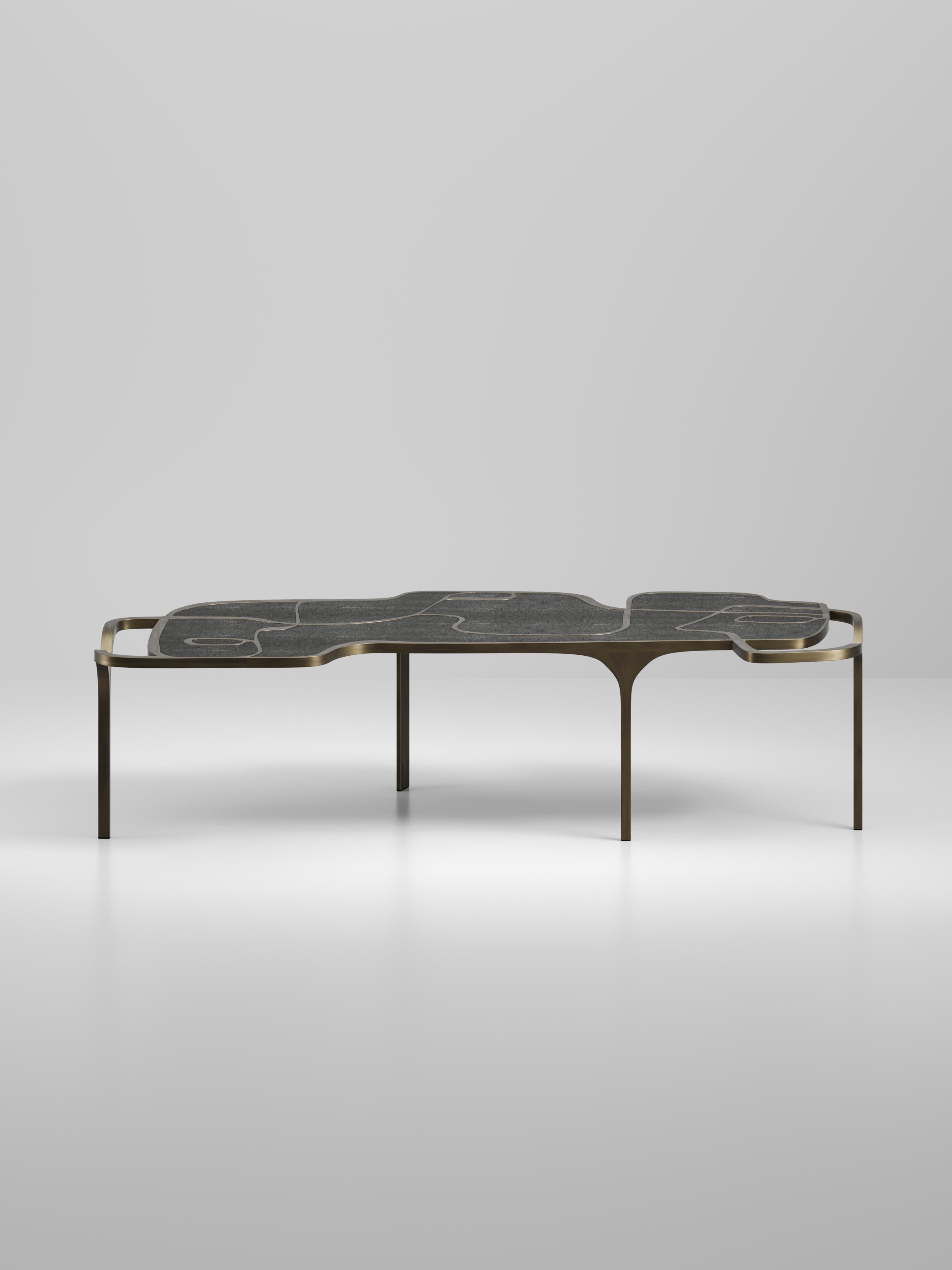 Tables basses gigognes en galuchat avec accents de coquillages et de laiton de R&Y Augousti Neuf - En vente à New York, NY
