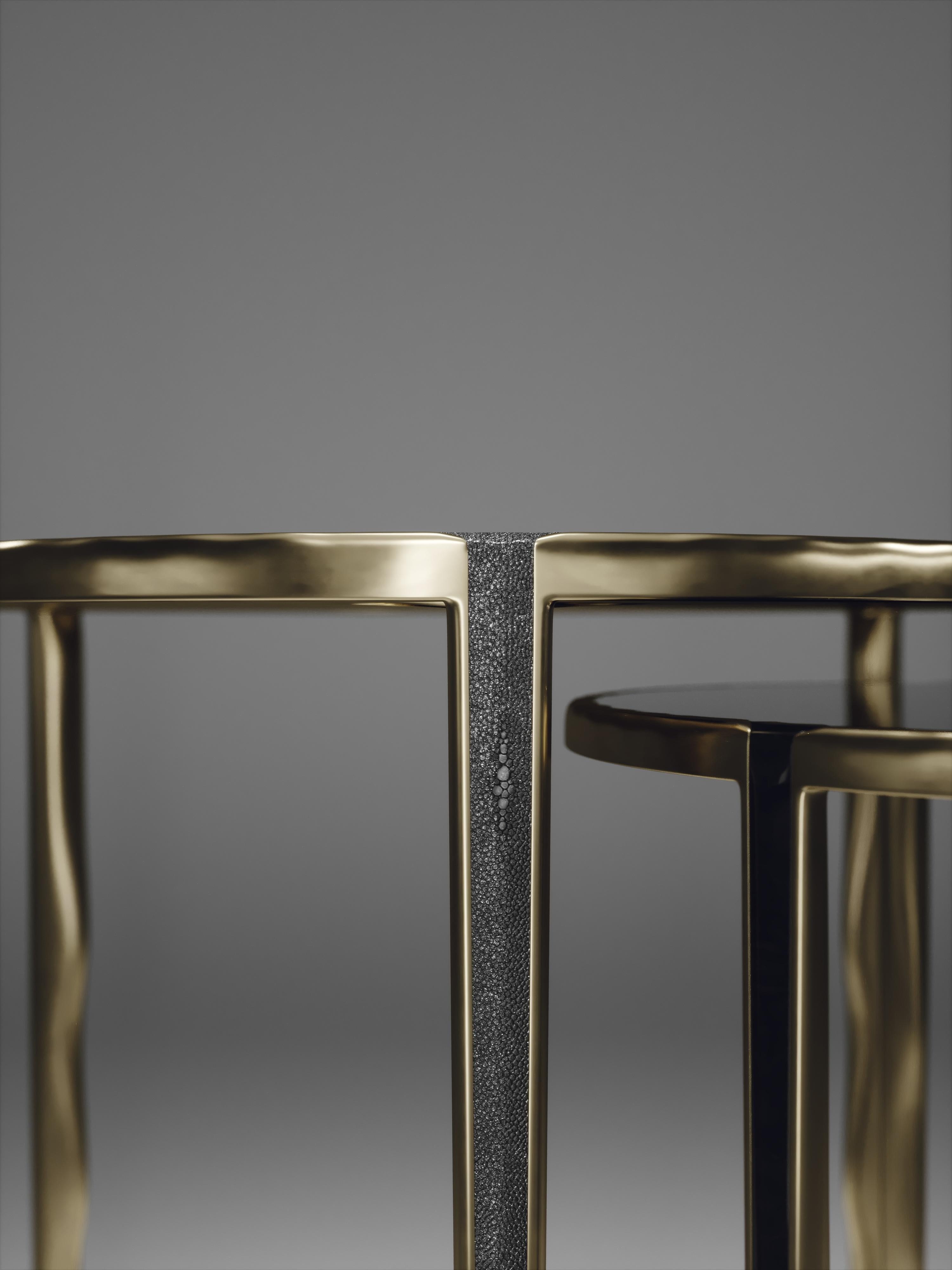 Tables d'appoint en galuchat avec accents en laiton Patina par R&Y Augousti en vente 5