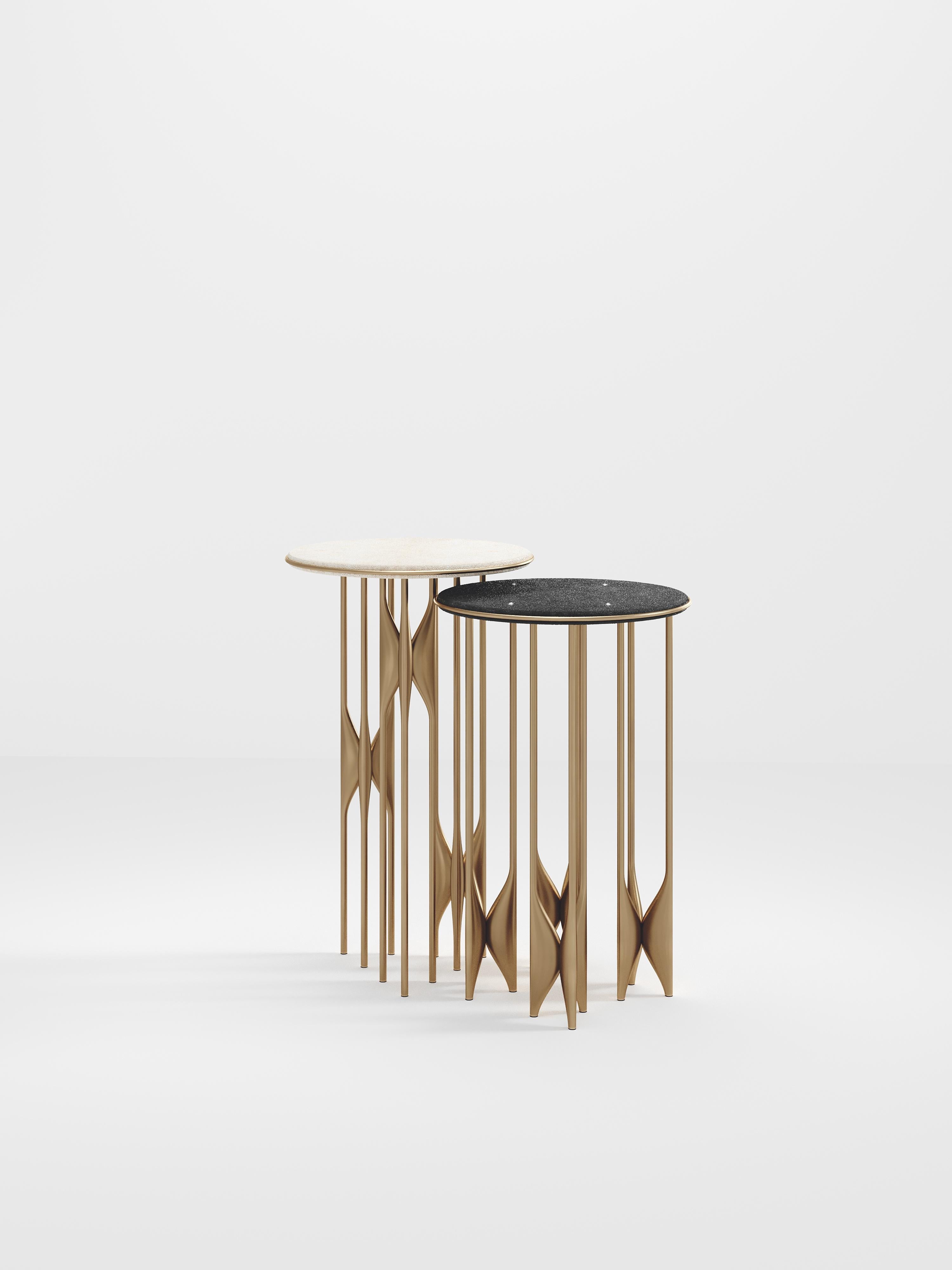 Art déco Tables d'appoint en galuchat avec détails en laiton patiné par Kifu Paris en vente