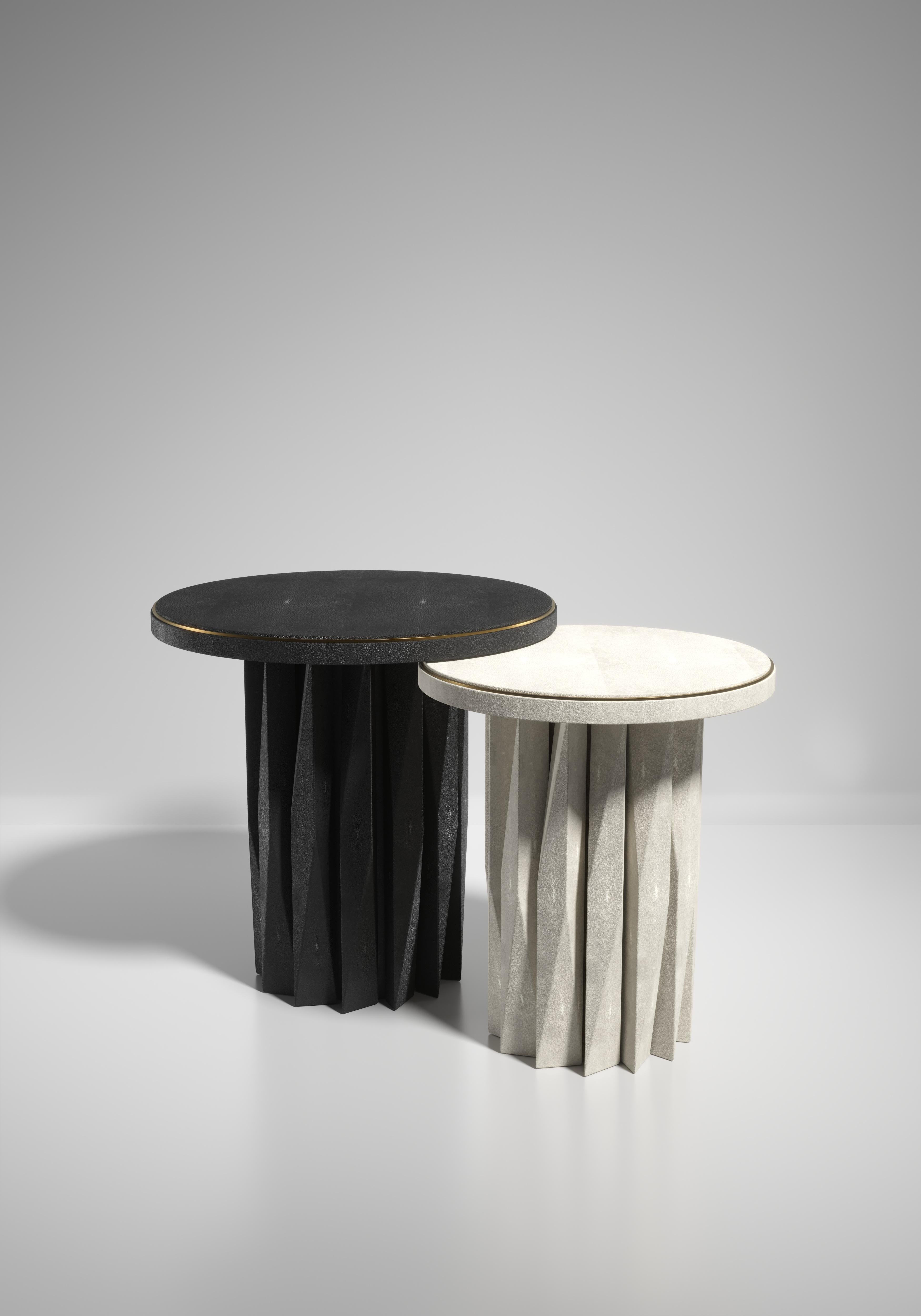 Beistelltische aus Chagrin mit geometrisch geriffelten Details von R&Y Augousti im Angebot 7