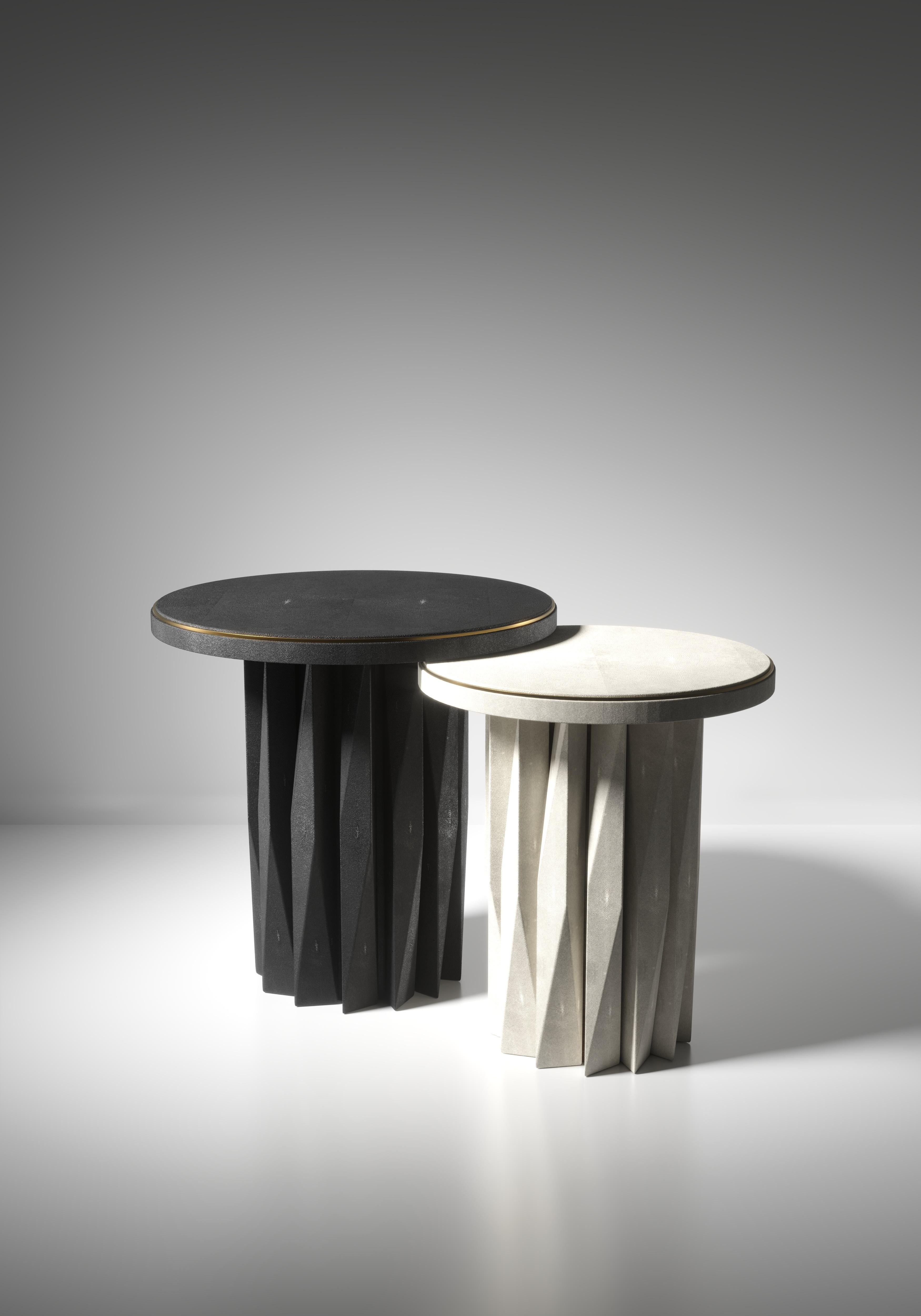 Beistelltische aus Chagrin mit geometrisch geriffelten Details von R&Y Augousti im Angebot 8