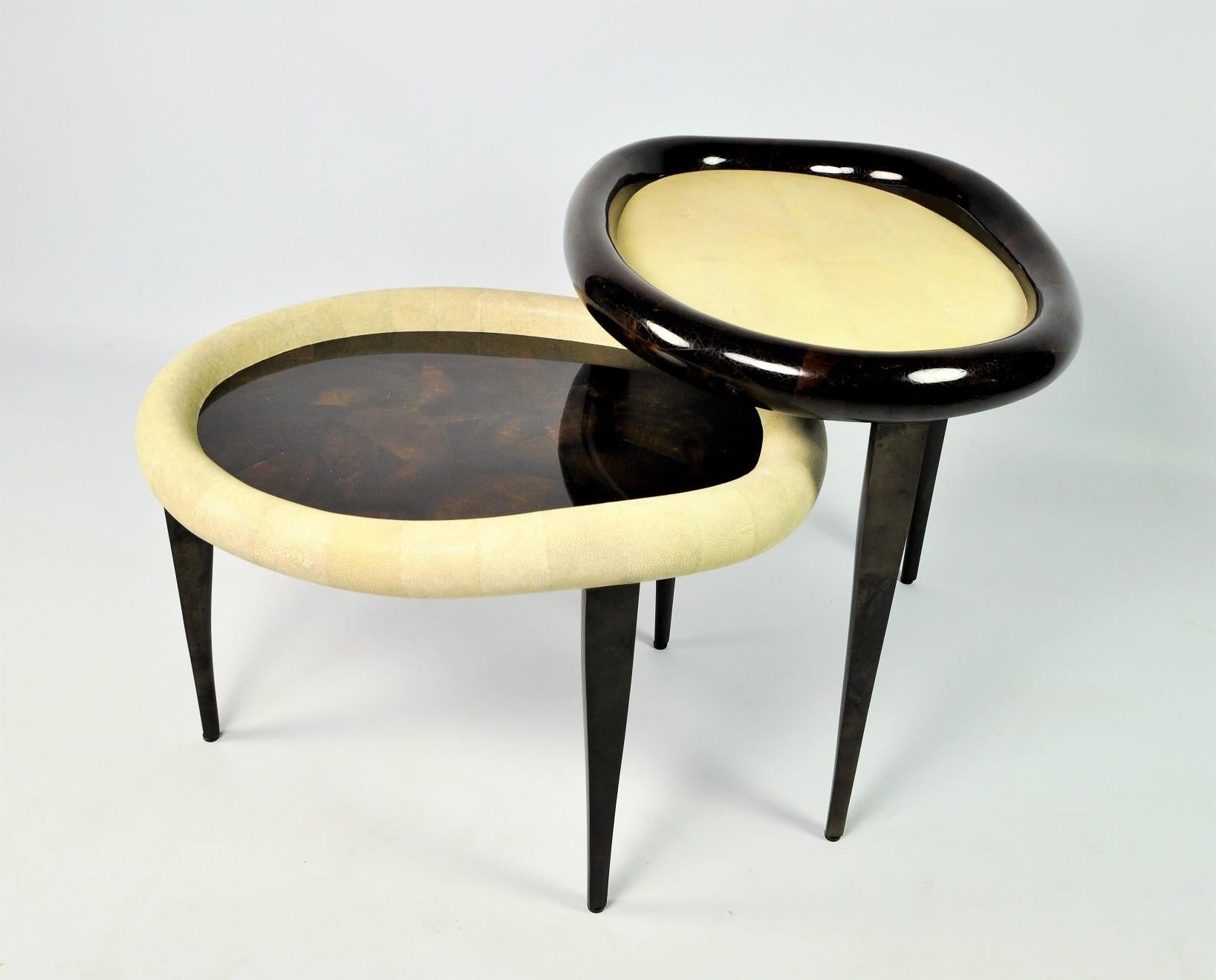 The set of 2 nesting tables is made of a nice mix of natural shagreen (ou ref ANTIC) and polished brown pen shell marquetry.
The feet are covered with a brownish parchment (goatskin).
This nice set of organic side tables is very versatile and can