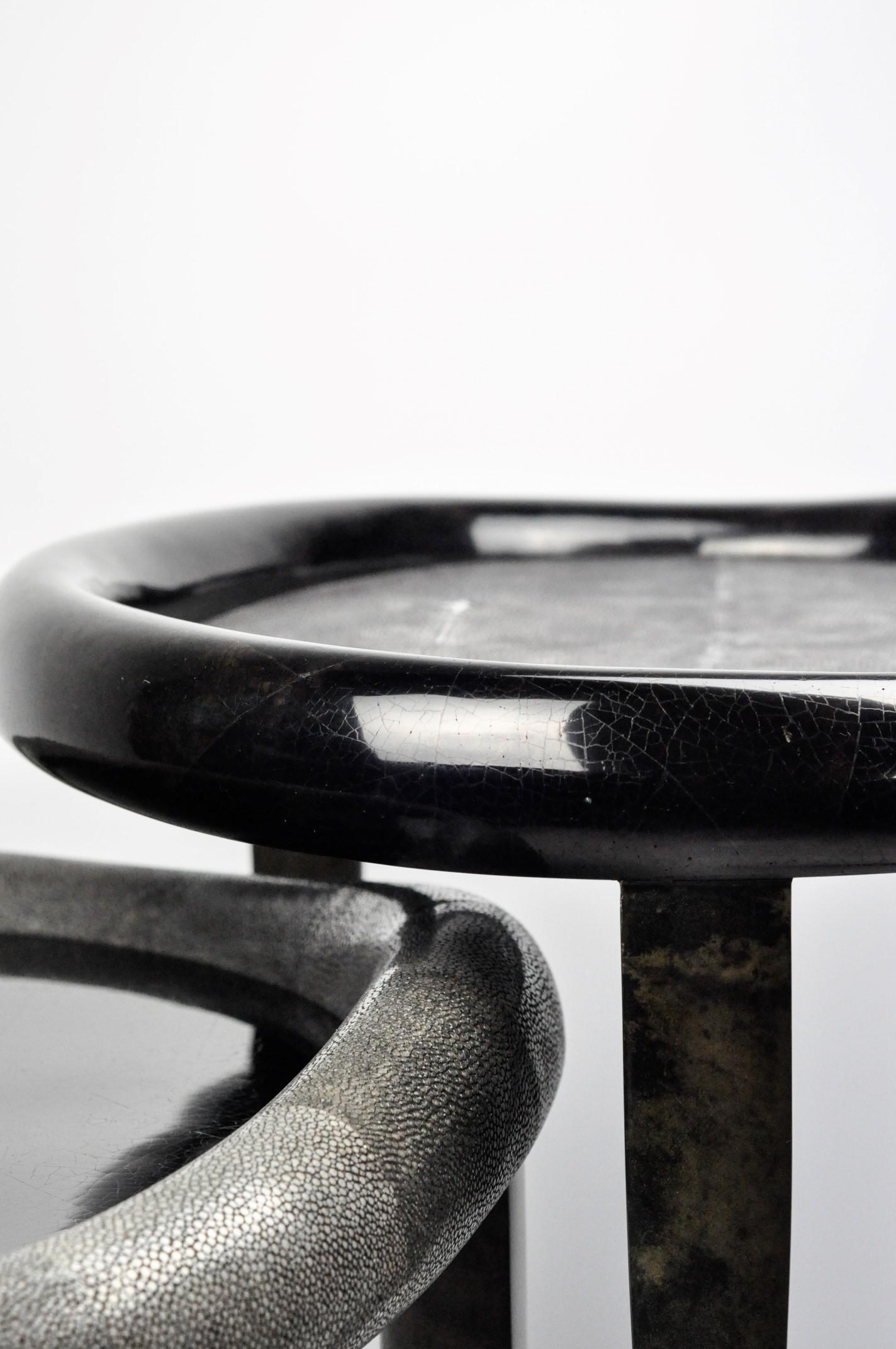 Shagreen Nesting Tables mit Muschel-Intarsien und Pergamentfüßen von Ginger Brown im Zustand „Neu“ im Angebot in Bourguebus, FR