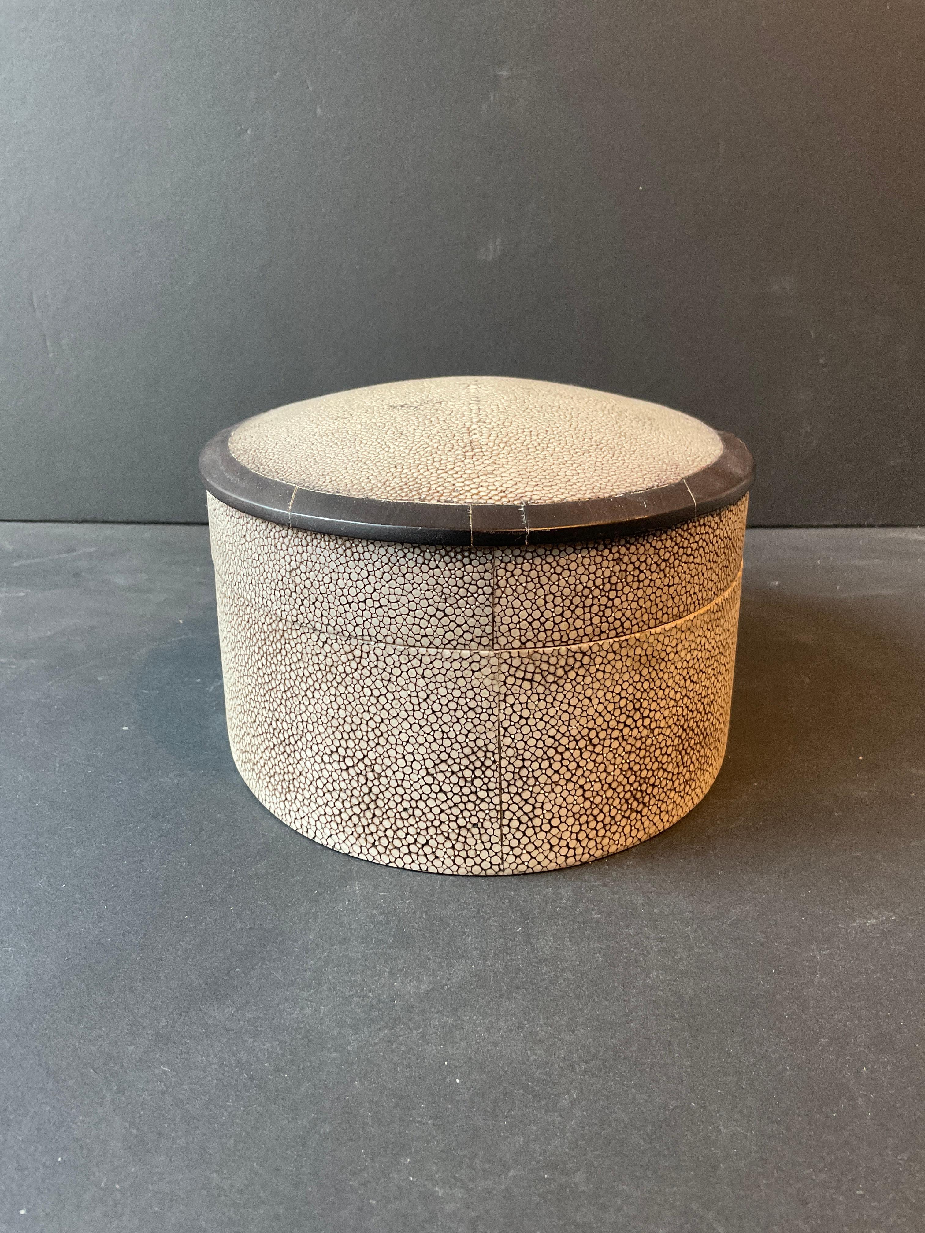 Shagreen Oval Box In Good Condition For Sale In Tarrytown, NY