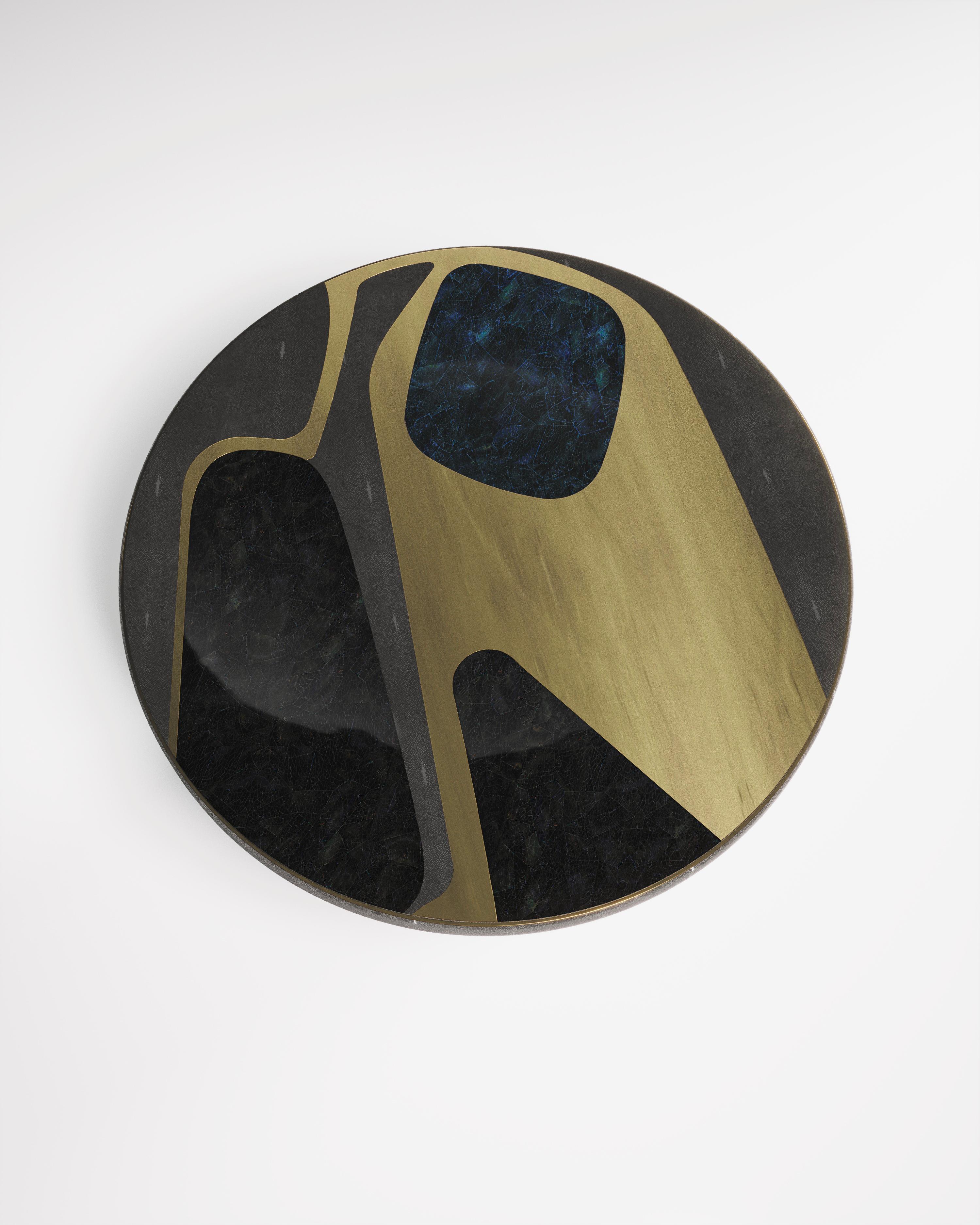 Der Frühstückstisch Chital ist ein atemberaubendes Stück, das sich in jedem Raum gut macht. Die gemischte Intarsienplatte aus schwarzem Chagrin, blauer und schwarzer Federmuschel und Messing in Bronze-Patina verleiht dem von R&Y Augousti entworfenen