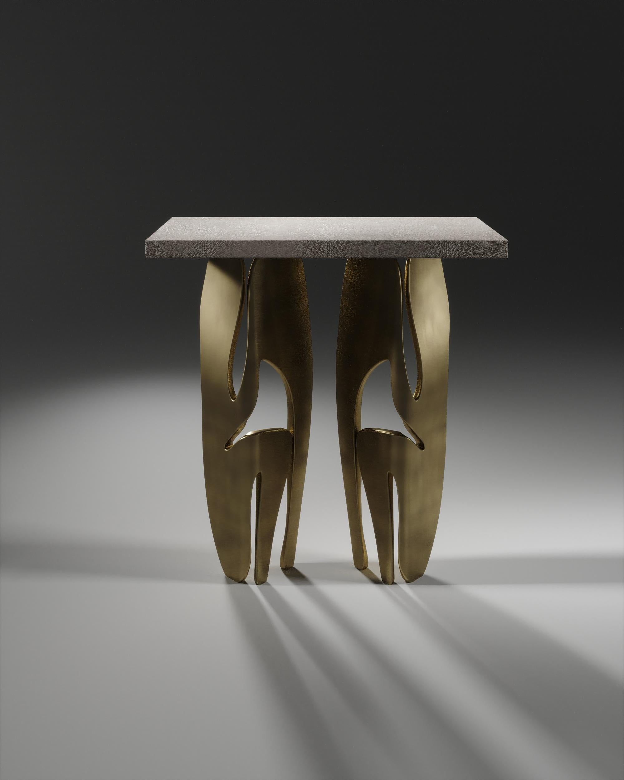 Fait main Table d'appoint rectangulaire en galuchat avec pieds en laiton bronze-patina de R&Y Augousti en vente