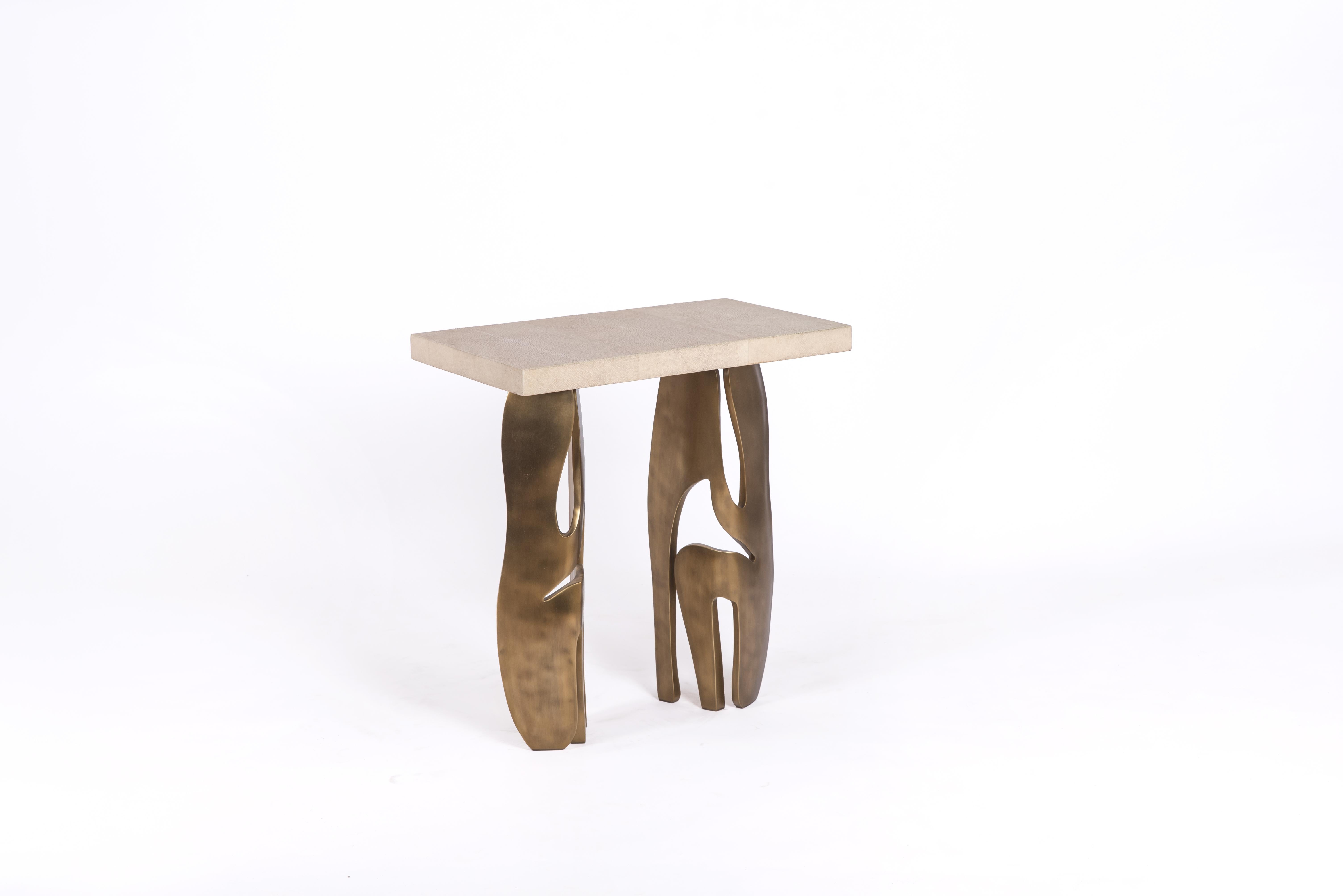 Art déco Table d'appoint rectangulaire en galuchat avec pieds en laiton Patina par R&Y Augousti en vente