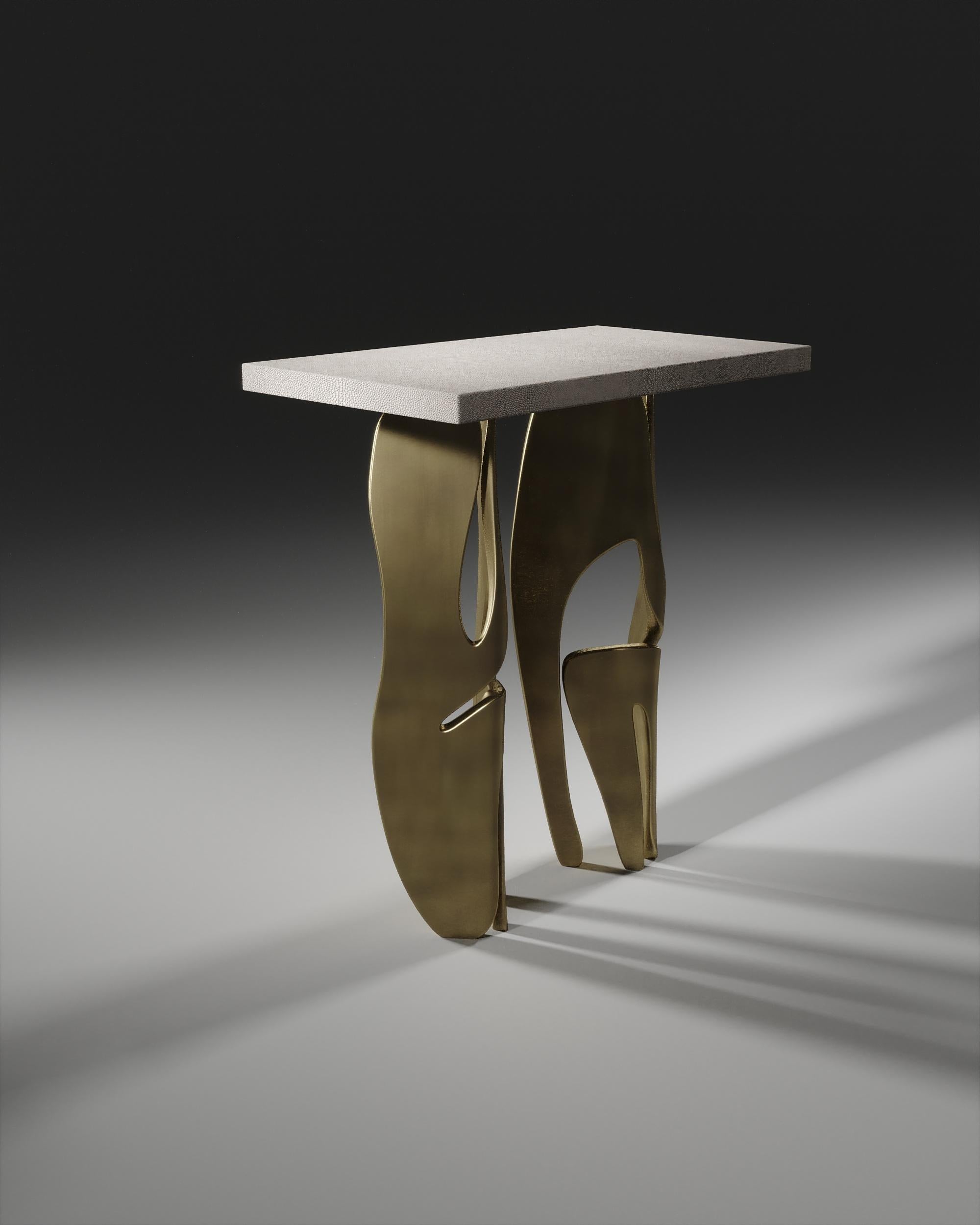 Français Table d'appoint rectangulaire en galuchat avec pieds en laiton bronze-patina de R&Y Augousti en vente