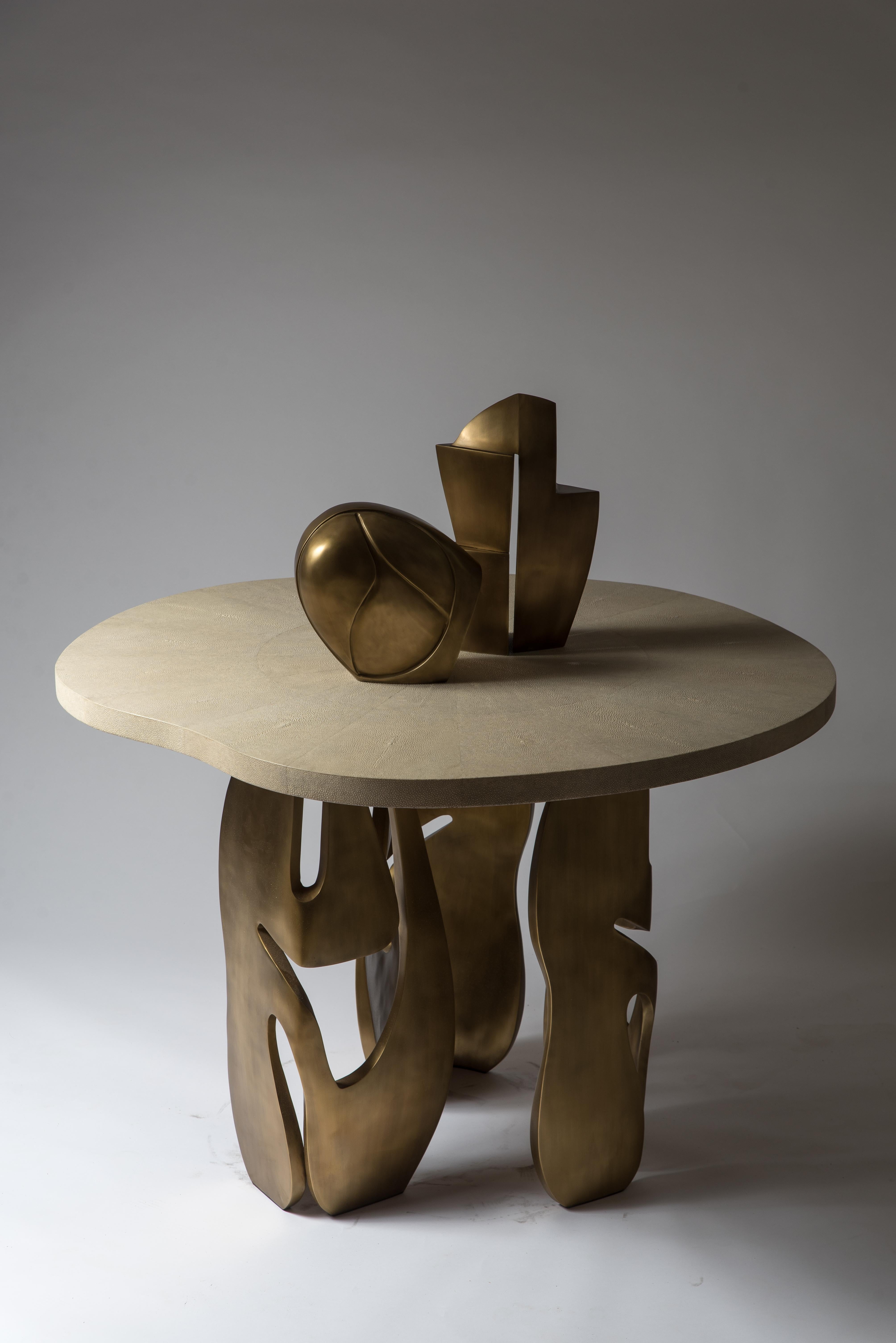 Table d'appoint rectangulaire en galuchat avec pieds en laiton Patina par R&Y Augousti Neuf - En vente à New York, NY