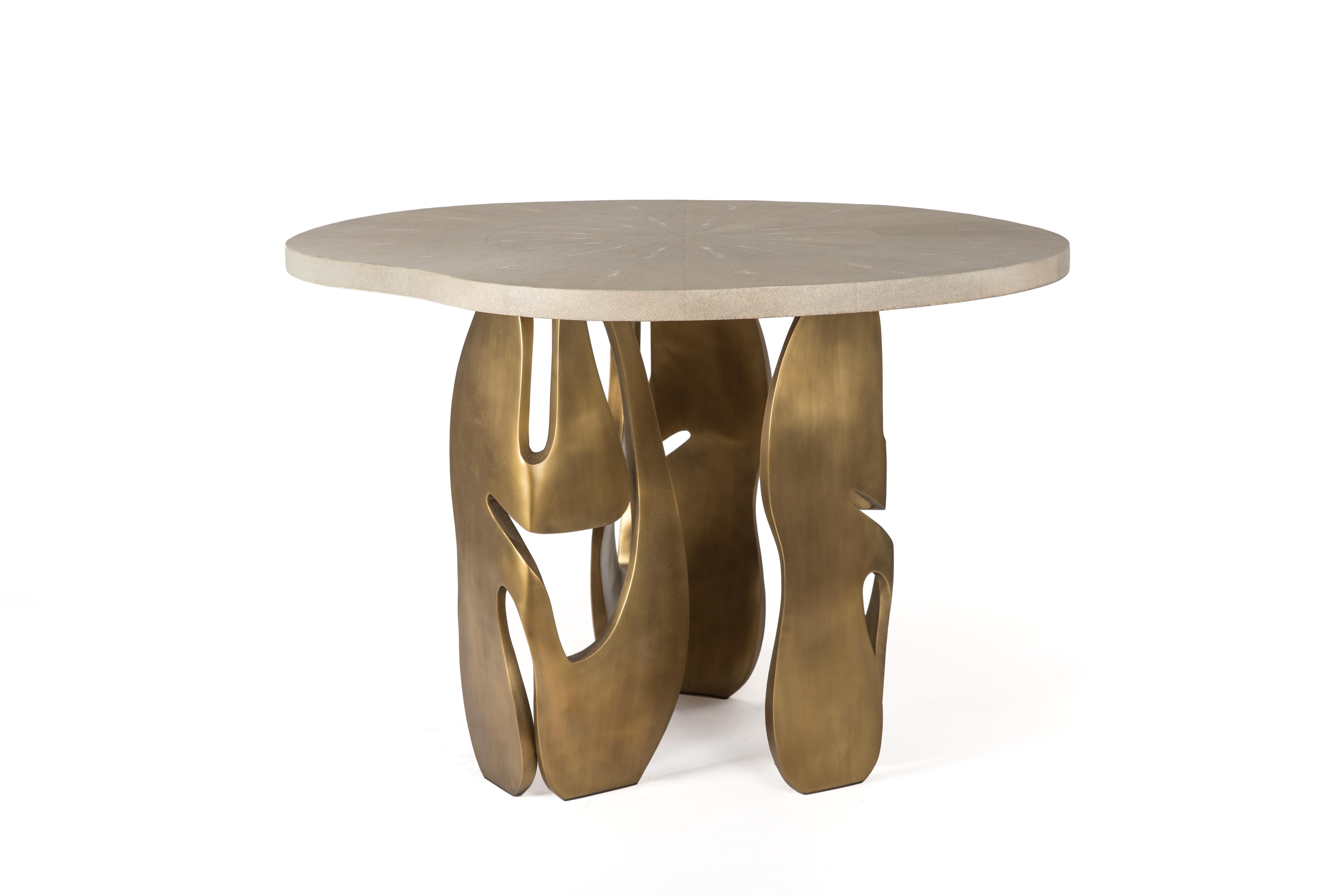 XXIe siècle et contemporain Table d'appoint rectangulaire en galuchat avec pieds en laiton Patina par R&Y Augousti en vente