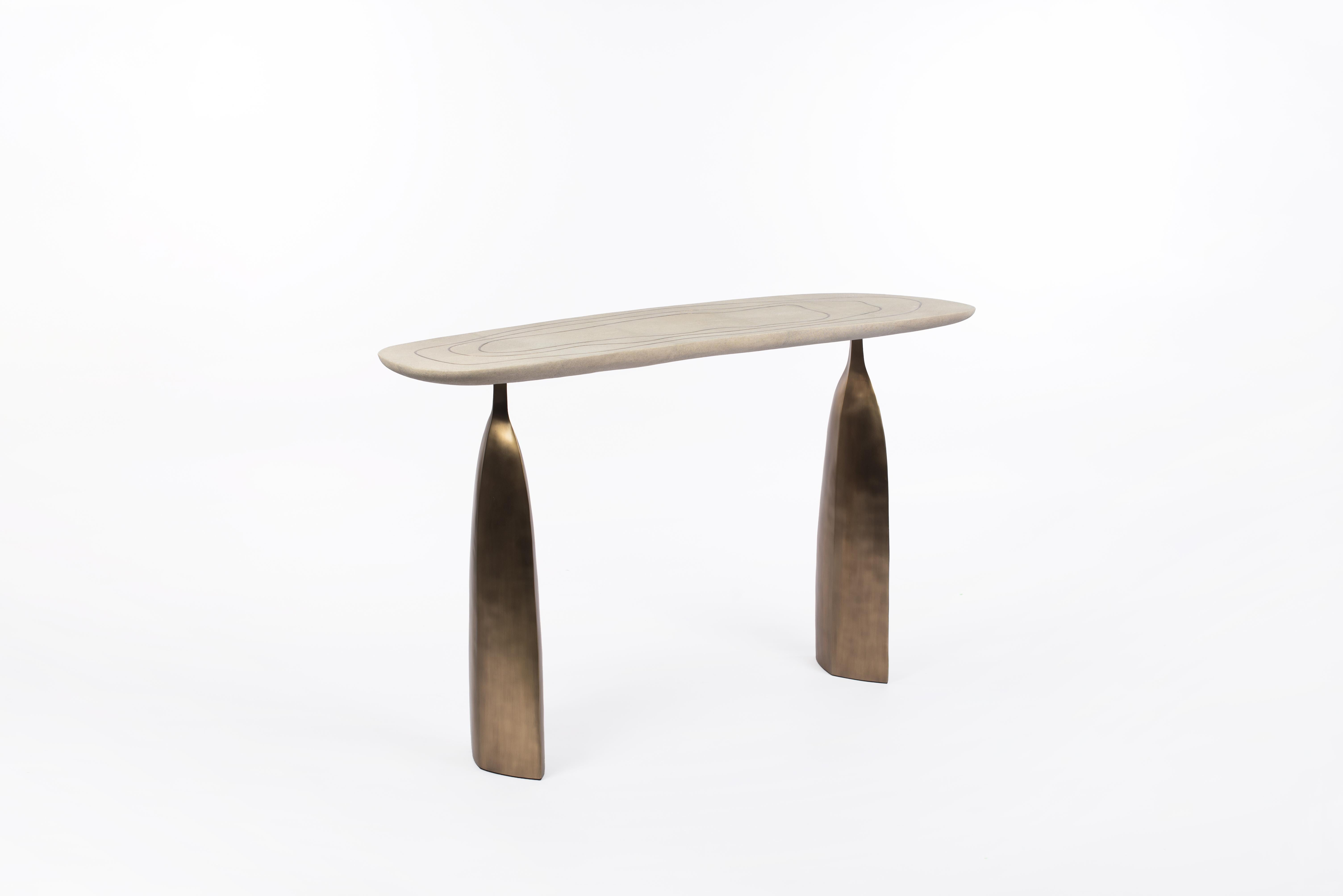 The Listeners by Patrick Coard Paris est une collection capsule de pièces de mobilier qui sont une ode et une réflexion à l'une des sculptures les plus personnelles de l'artiste. L'artiste s'est inspirée de l'idée de résonance, de ce qu'elle
