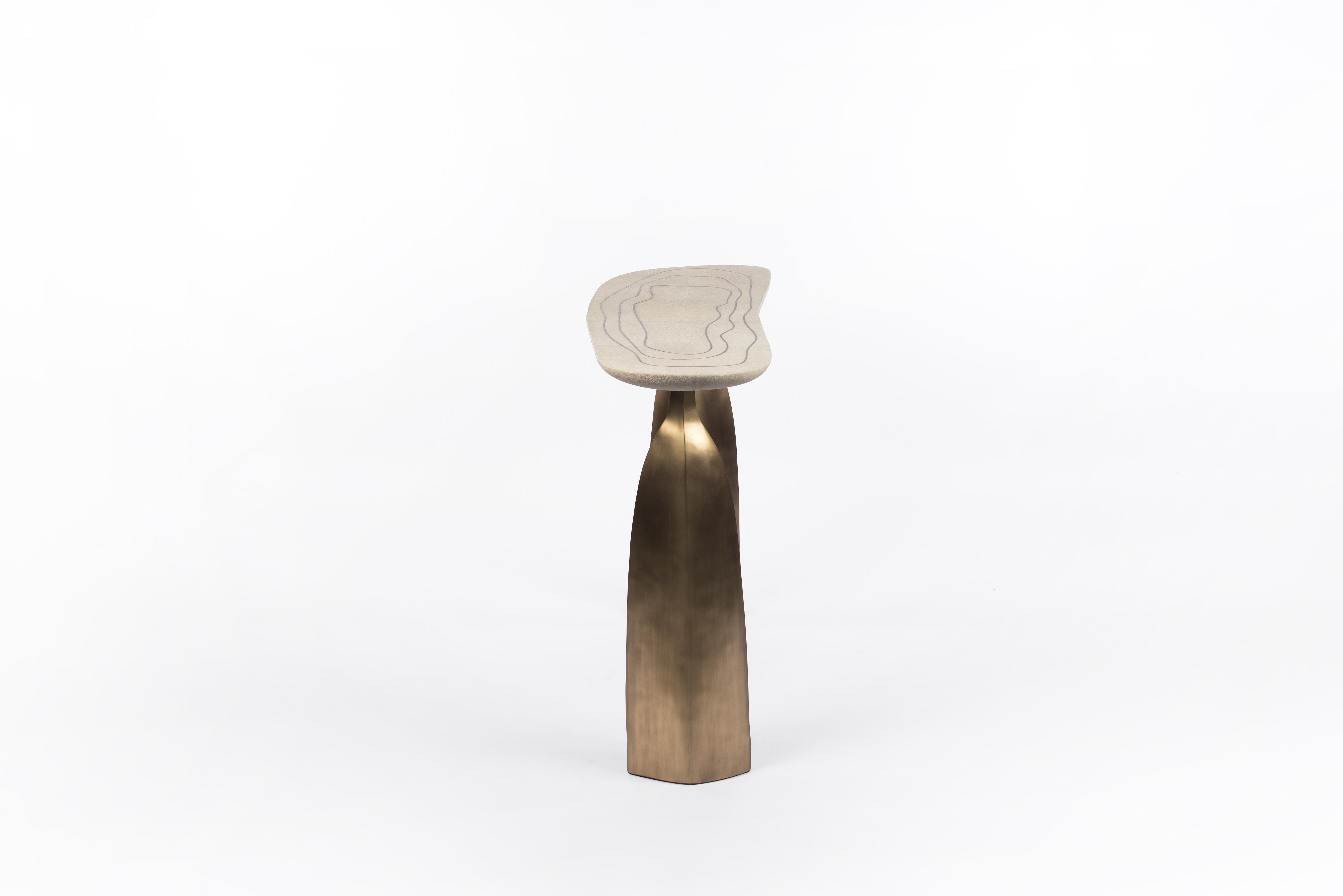 Art déco Console sculpturale en galuchat avec laiton patiné par Patrick Coard Paris en vente