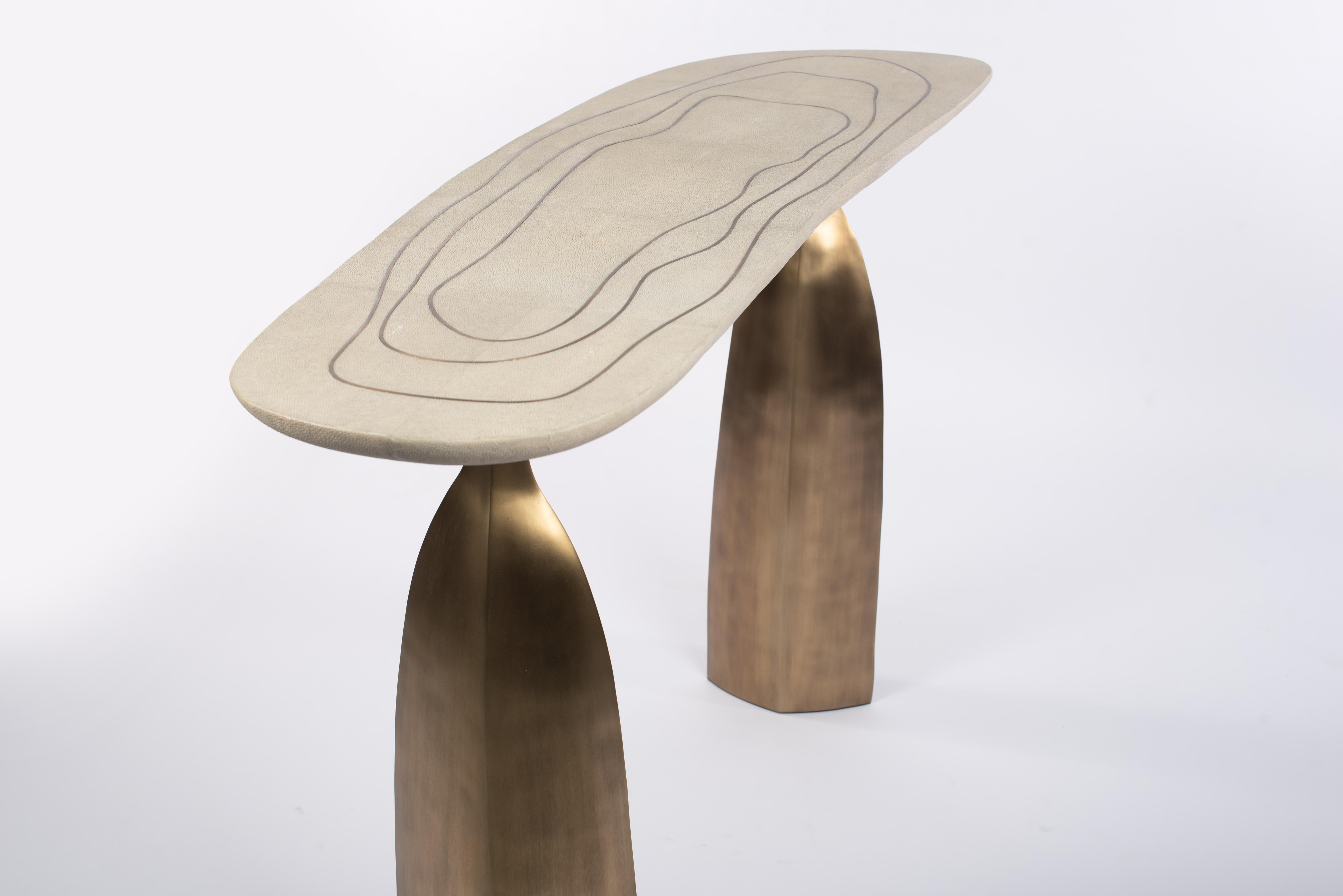 Philippin Console sculpturale en galuchat avec laiton patiné par Patrick Coard Paris en vente