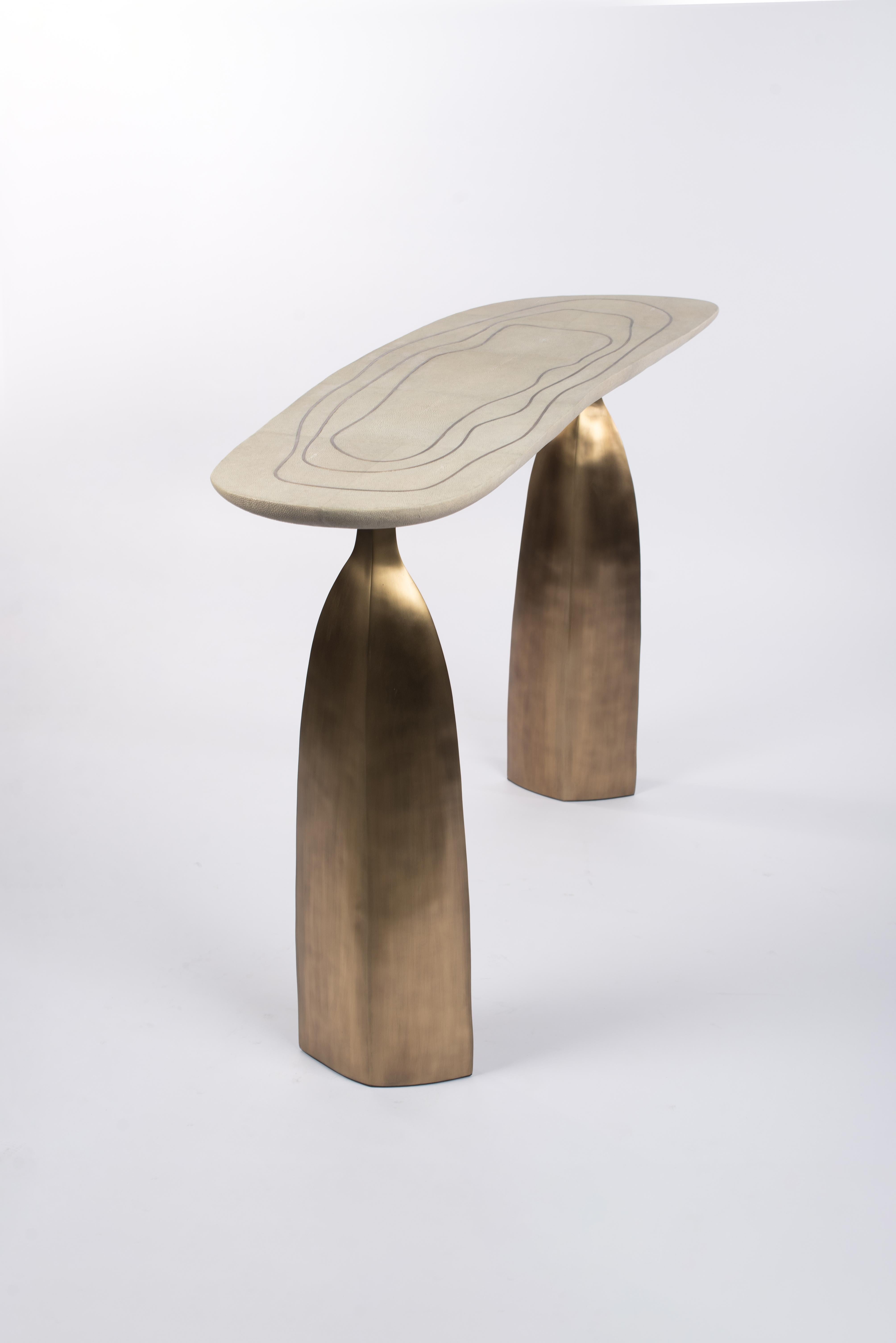 Fait main Console sculpturale en galuchat avec laiton patiné par Patrick Coard Paris en vente