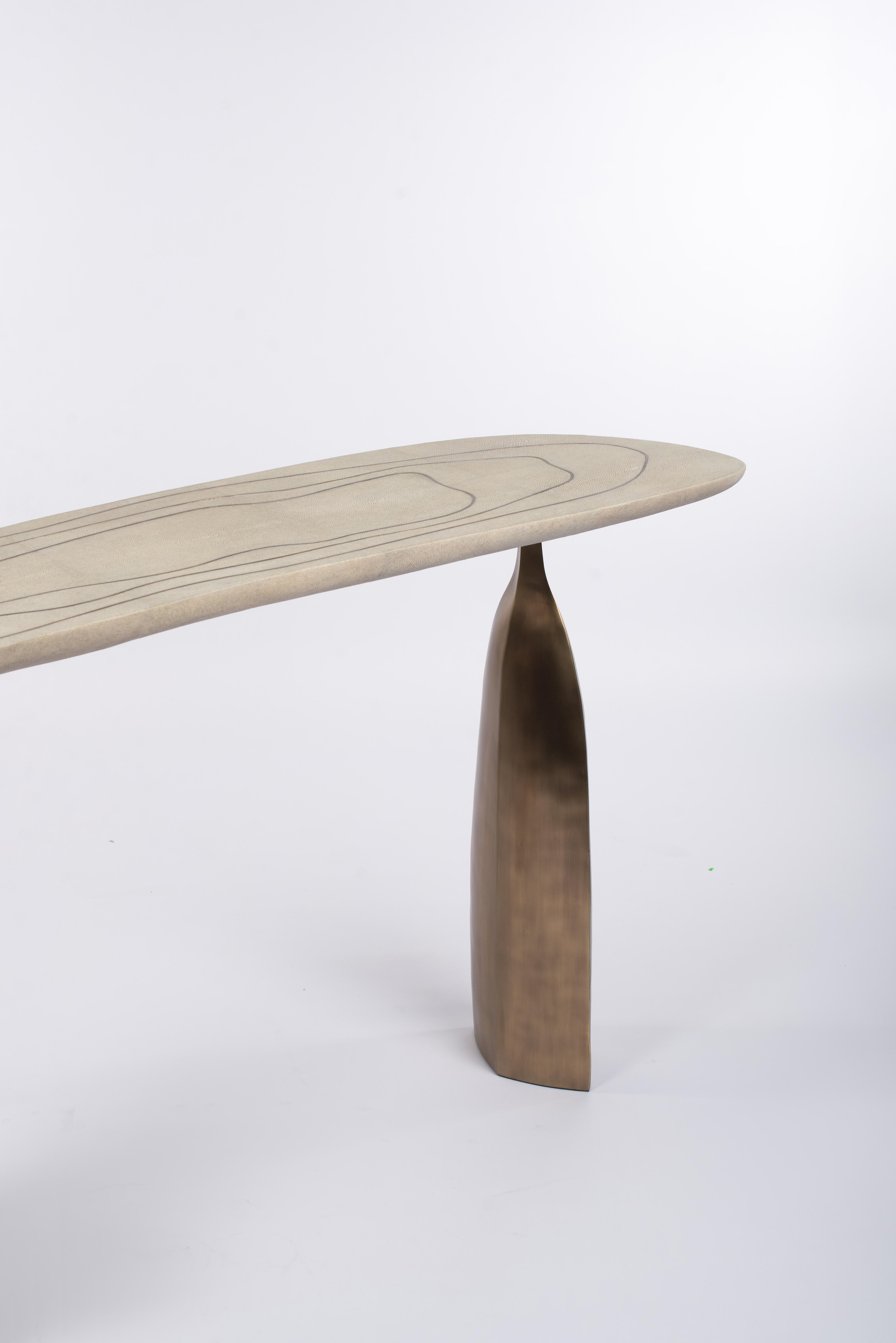 Console sculpturale en galuchat avec laiton patiné par Patrick Coard Paris Neuf - En vente à New York, NY