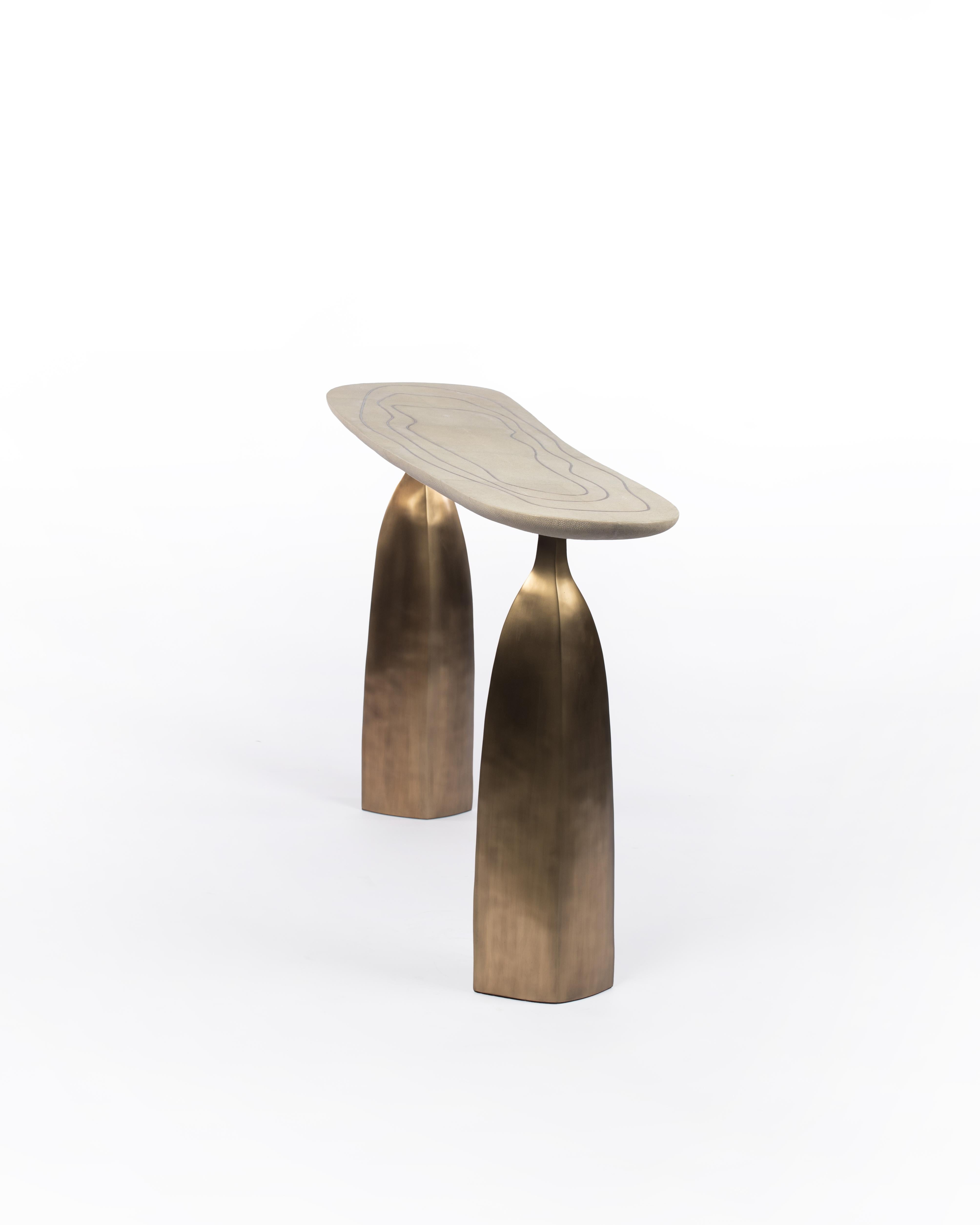 XXIe siècle et contemporain Console sculpturale en galuchat avec laiton patiné par Patrick Coard Paris en vente