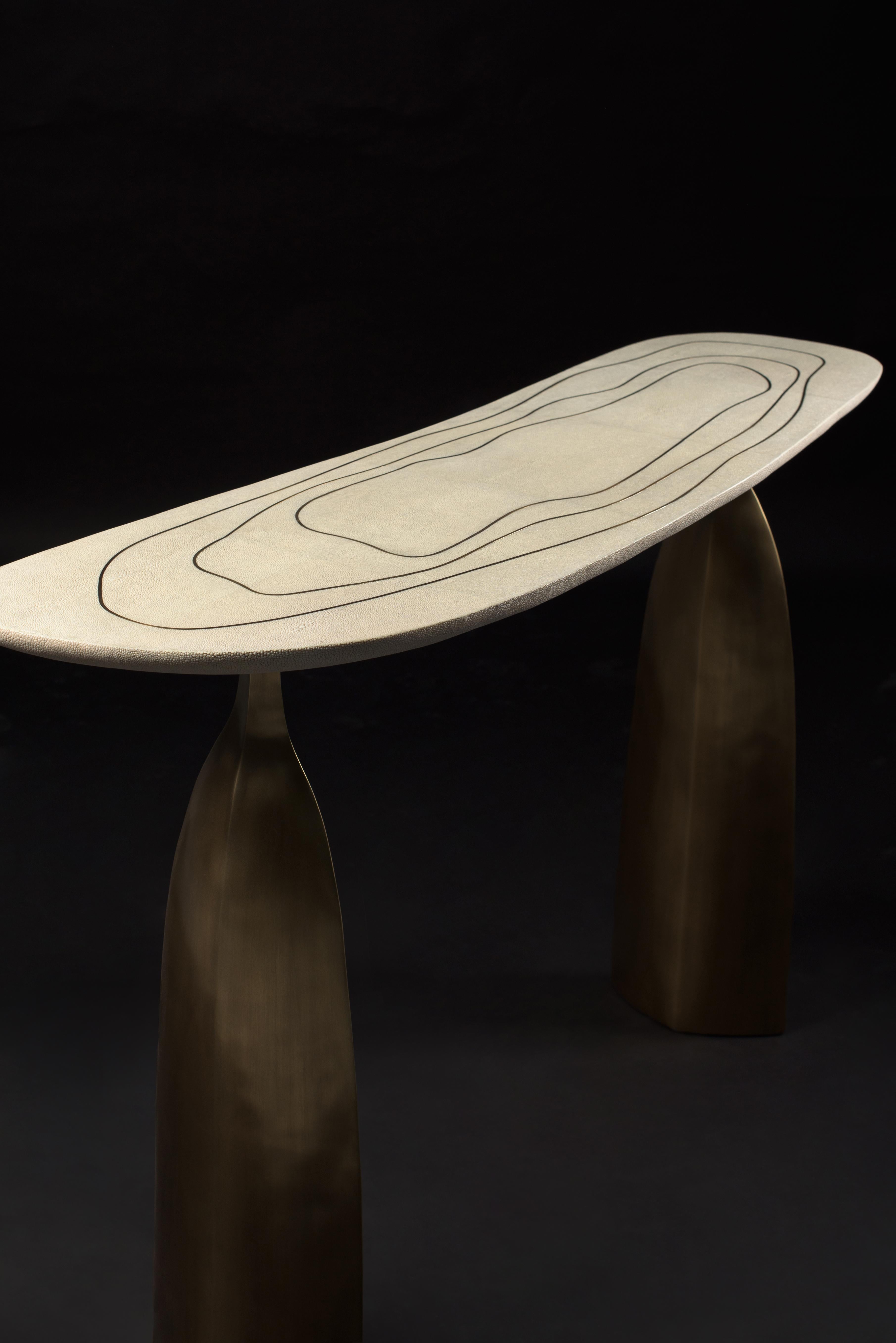 Console sculpturale en galuchat avec laiton patiné par Patrick Coard Paris en vente 1