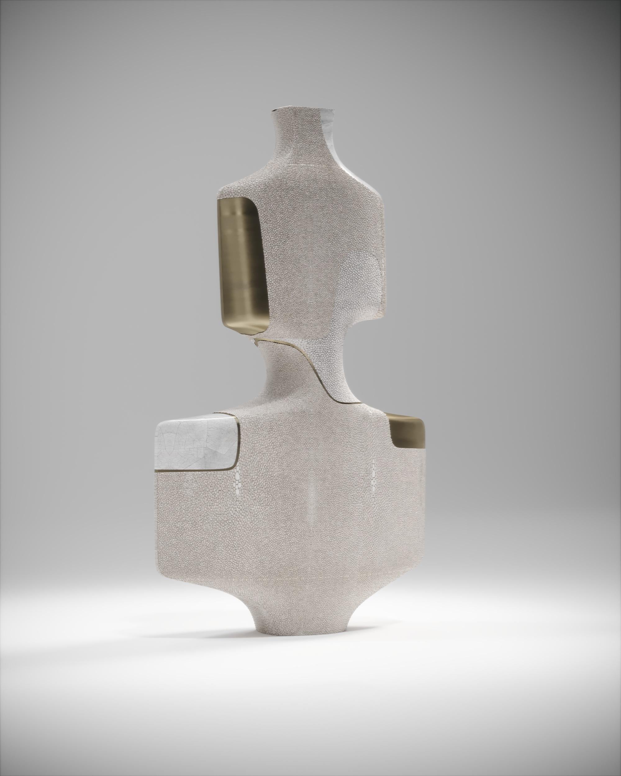 Table d'appoint sculpturale en galuchat avec coquillage et détails en laiton par R&Y Augousti en vente 11