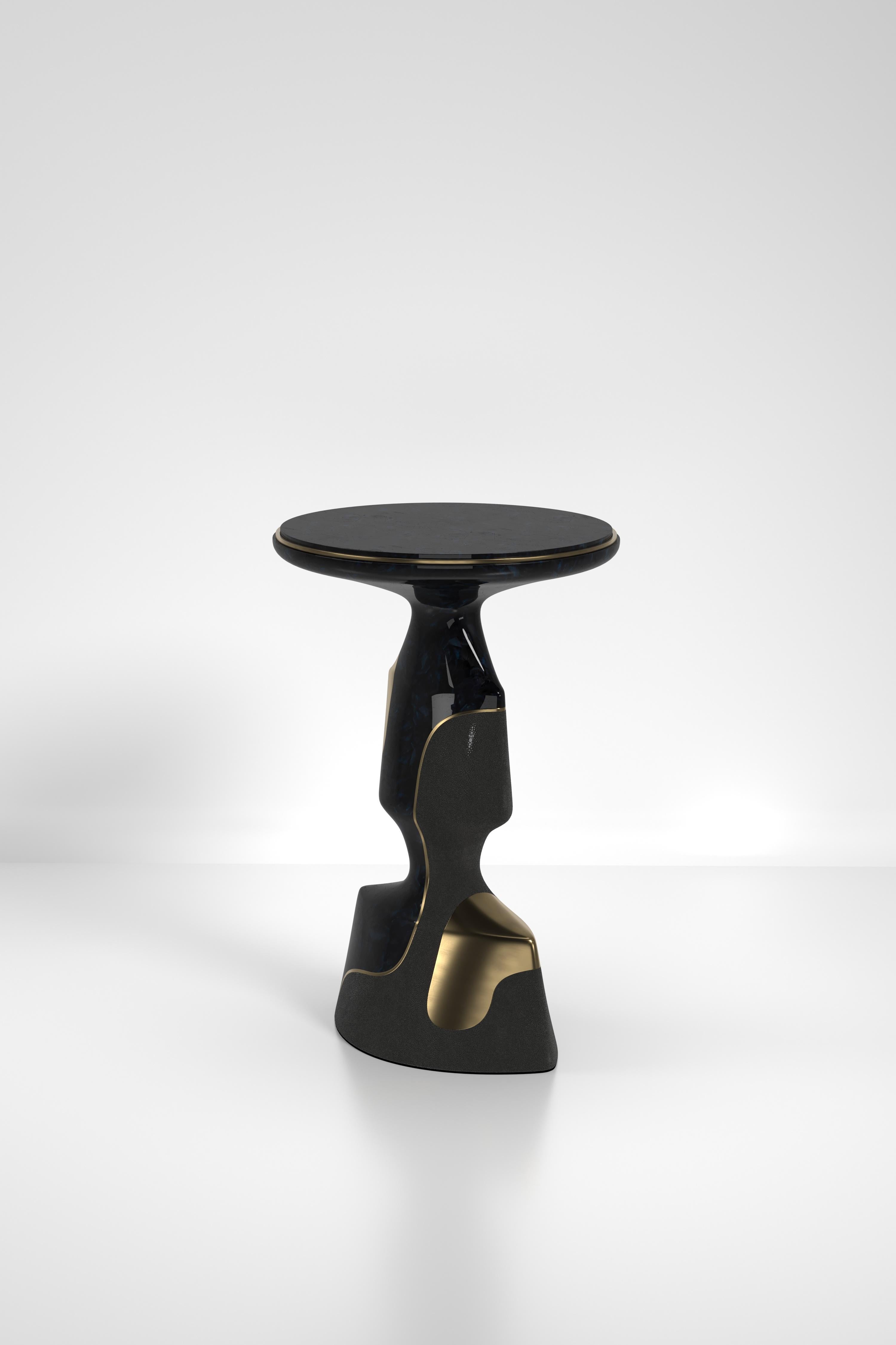 Art déco Table d'appoint sculpturale en galuchat avec coquillage et détails en laiton par R&Y Augousti en vente