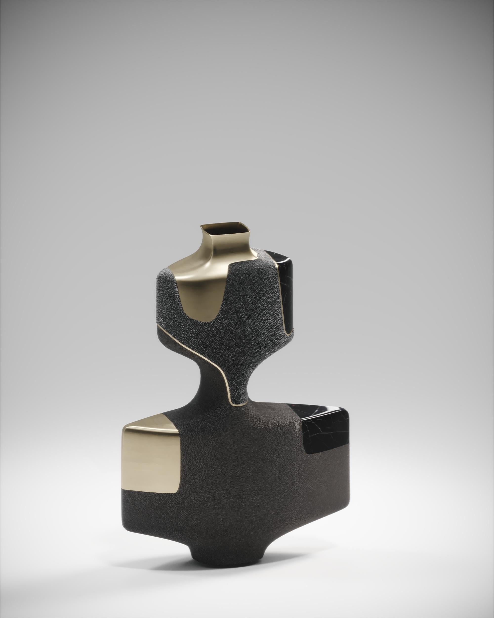 Skulpturale Vase aus Chagrinleder mit Stiftschale und Messingdetails von R&Y Augousti im Angebot 10