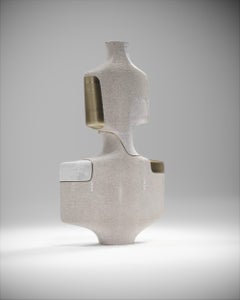 Vase sculptural Shagreen avec coquille de stylo et détails en laiton de R&Y Augousti