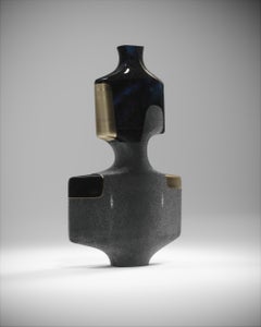 Vase sculptural Shagreen avec coquille de stylo et détails en laiton de R&Y Augousti