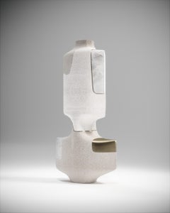 Vaso scultoreo in zigrino con conchiglia a penna e dettagli in ottone di R & Y Augousti