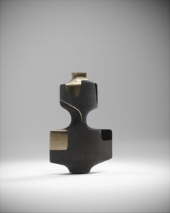 Vase sculptural Shagreen avec coquille de stylo et détails en laiton de R&Y Augousti