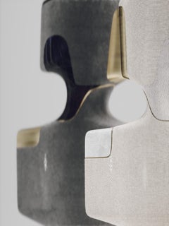 Vase sculptural Shagreen avec coquille de stylo et détails en laiton de R&Y Augousti