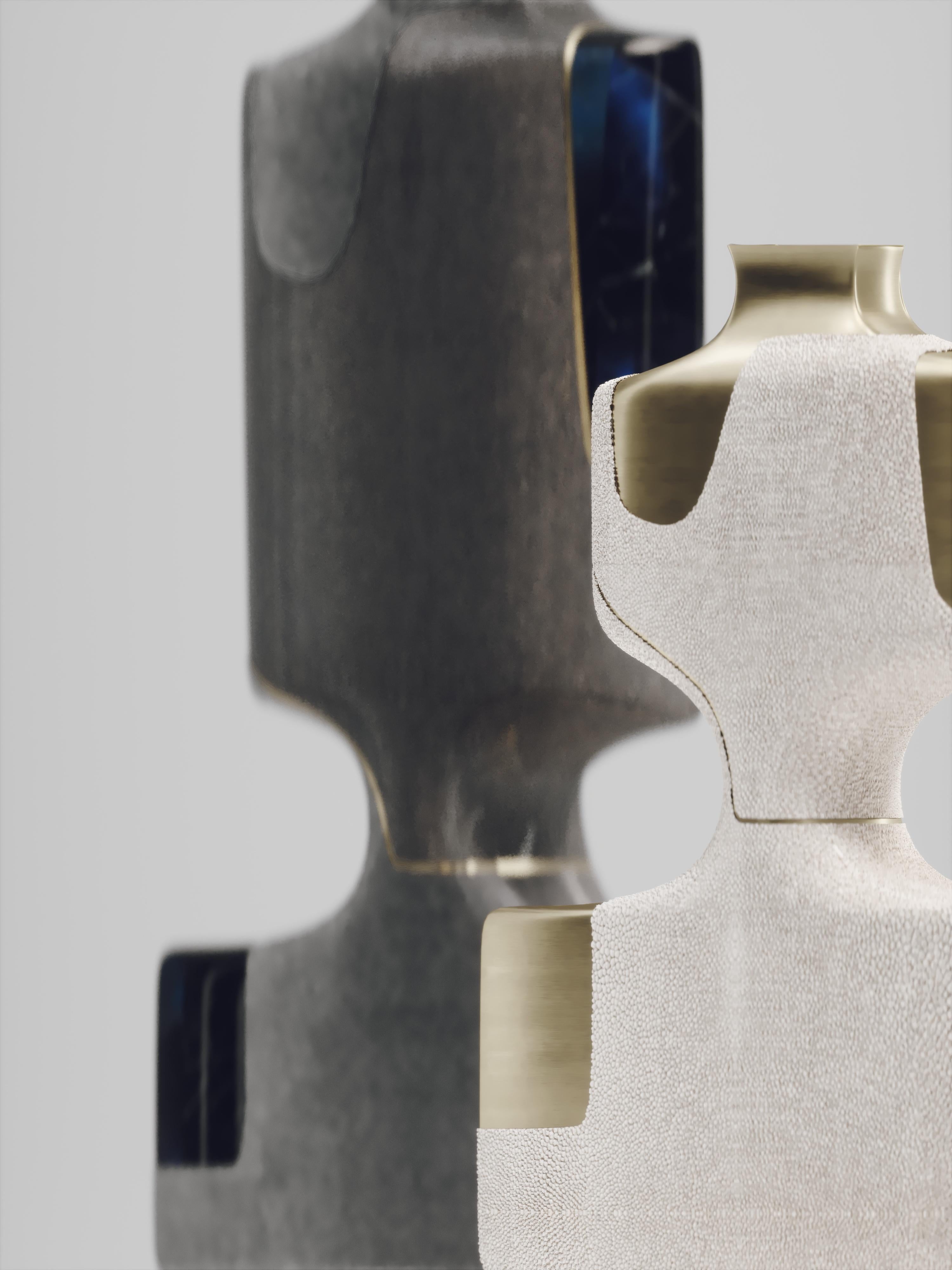 Das Pariser Label hat sich seit seiner Gründung durch seine ikonische Verwendung von Chagrin in Kombination mit Messing und anderen exotischen Materialien ausgezeichnet. Alle Möbel werden von erfahrenen Handwerkern handgefertigt, was jedes Stück zu