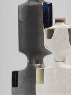 Jarrón escultórico de piel de zapa con concha de bolígrafo y detalles de latón de R&Y Augousti