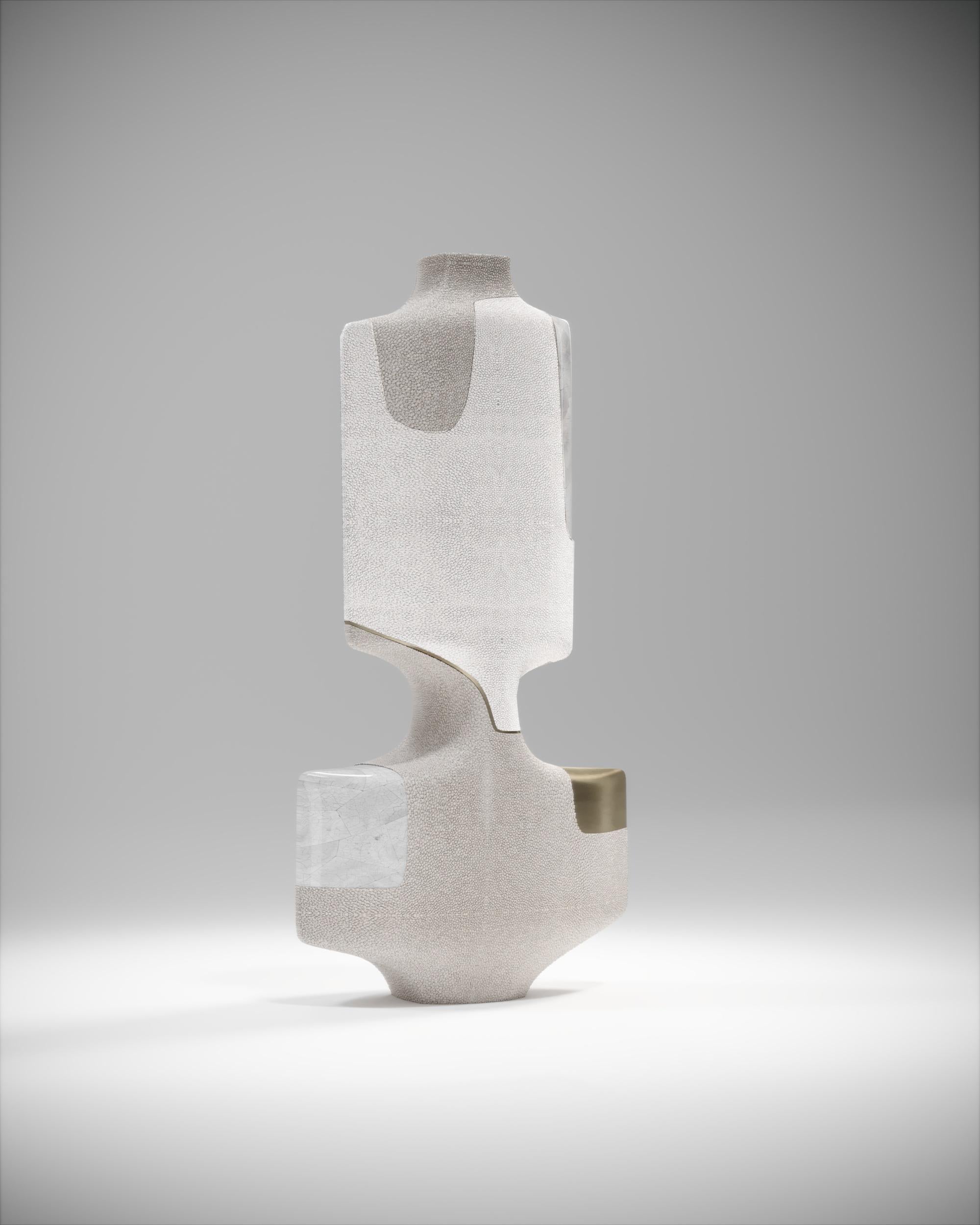 Shagreen Skulpturale Vase mit Stiftmuschel und Messingdetails von R&Y Augousti (Art déco) im Angebot