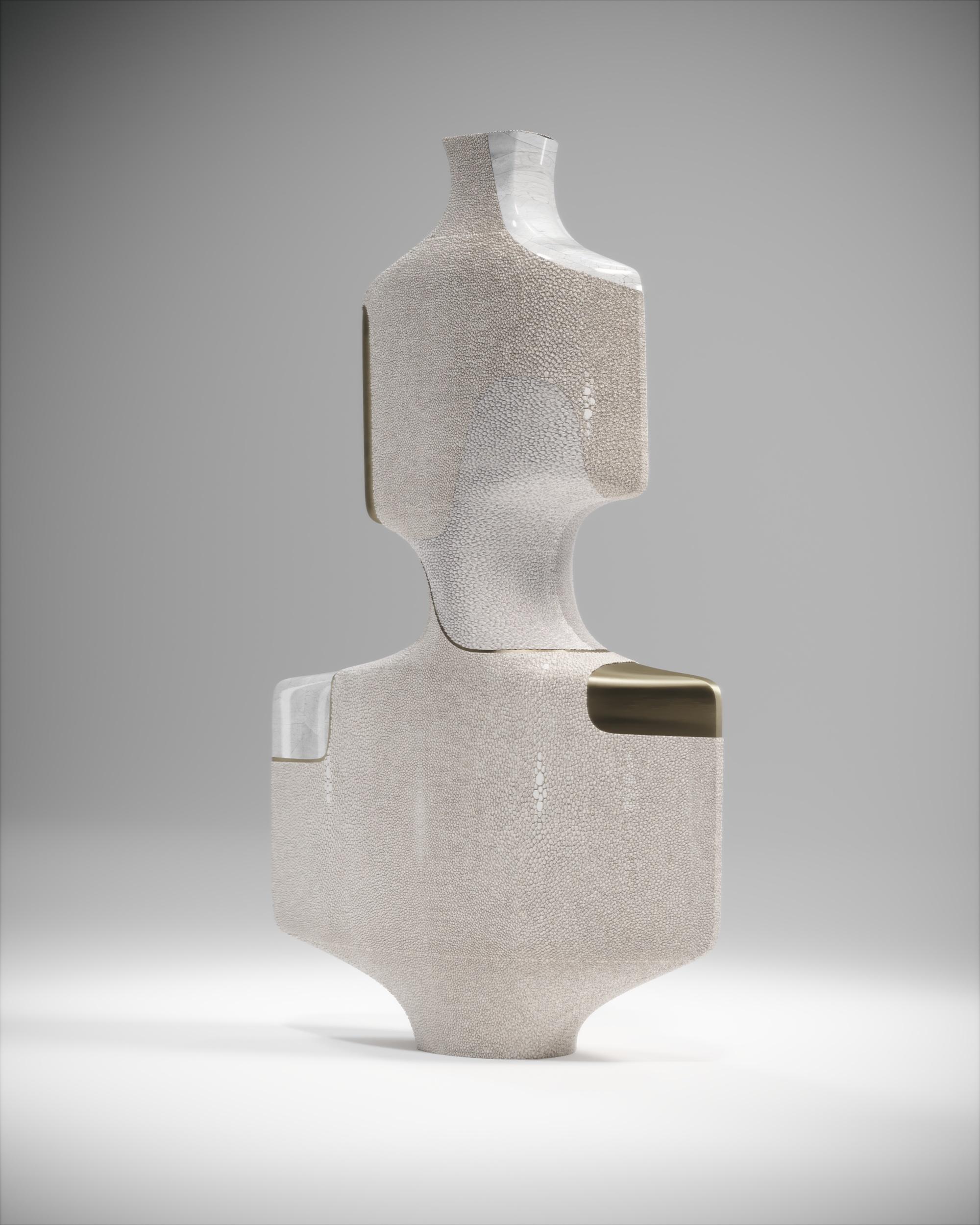 Jarrón escultórico de piel de zapa con concha de bolígrafo y detalles de latón de R&Y Augousti Art Decó en venta