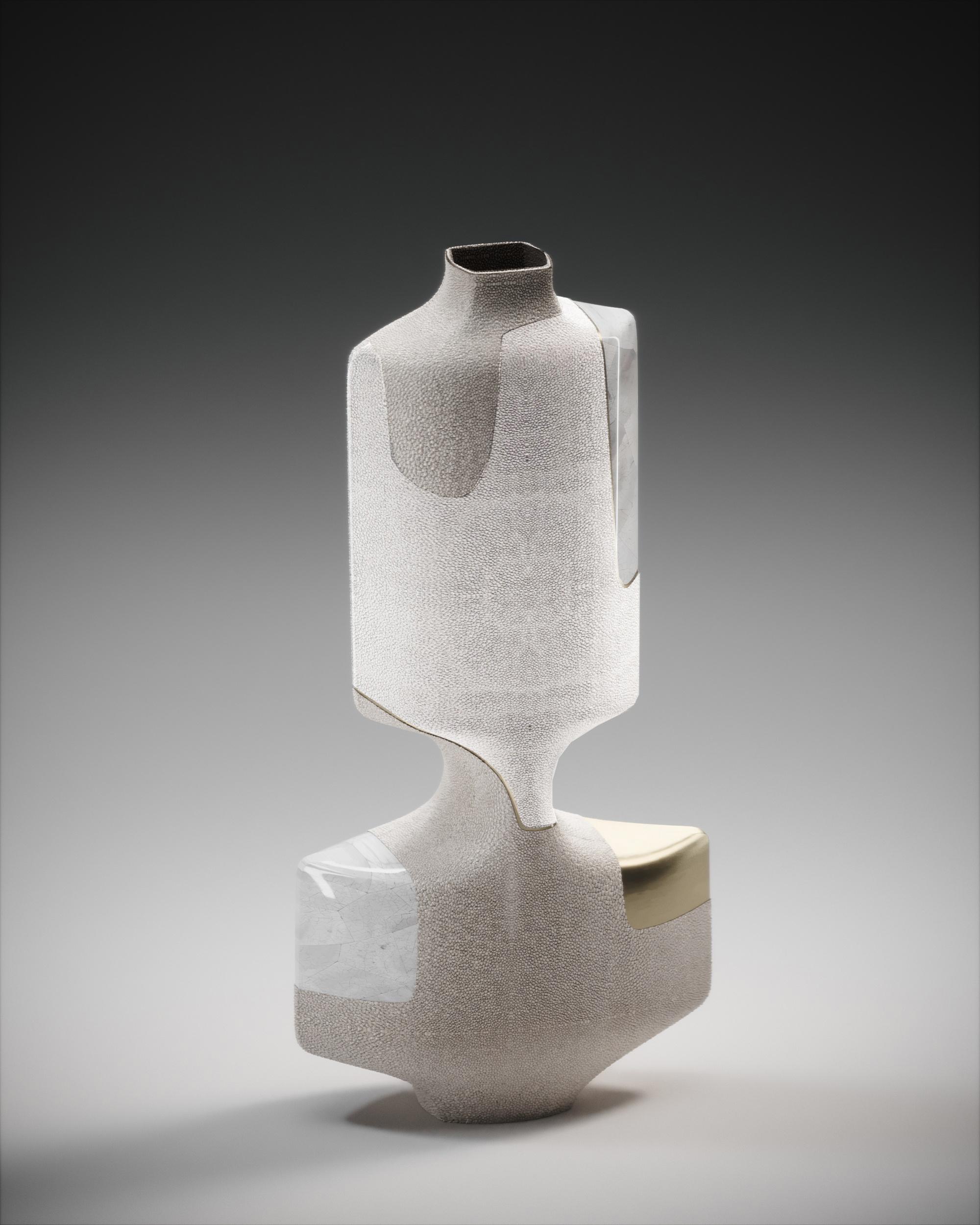 Shagreen Skulpturale Vase mit Stiftmuschel und Messingdetails von R&Y Augousti im Zustand „Neu“ im Angebot in New York, NY