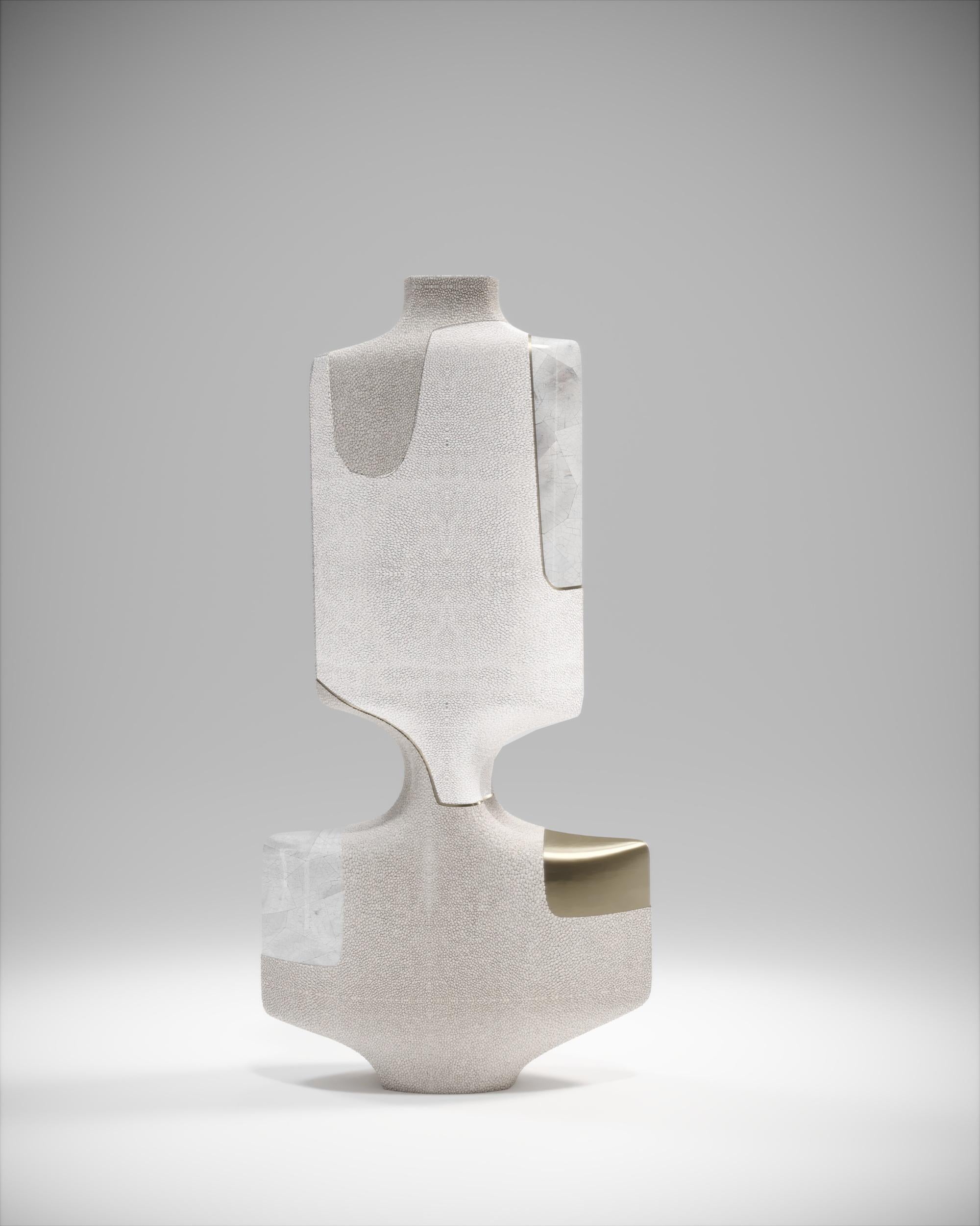 XXIe siècle et contemporain Vase sculptural en galuchat avec coquille de stylo et détails en laiton de R&Y Augousti en vente