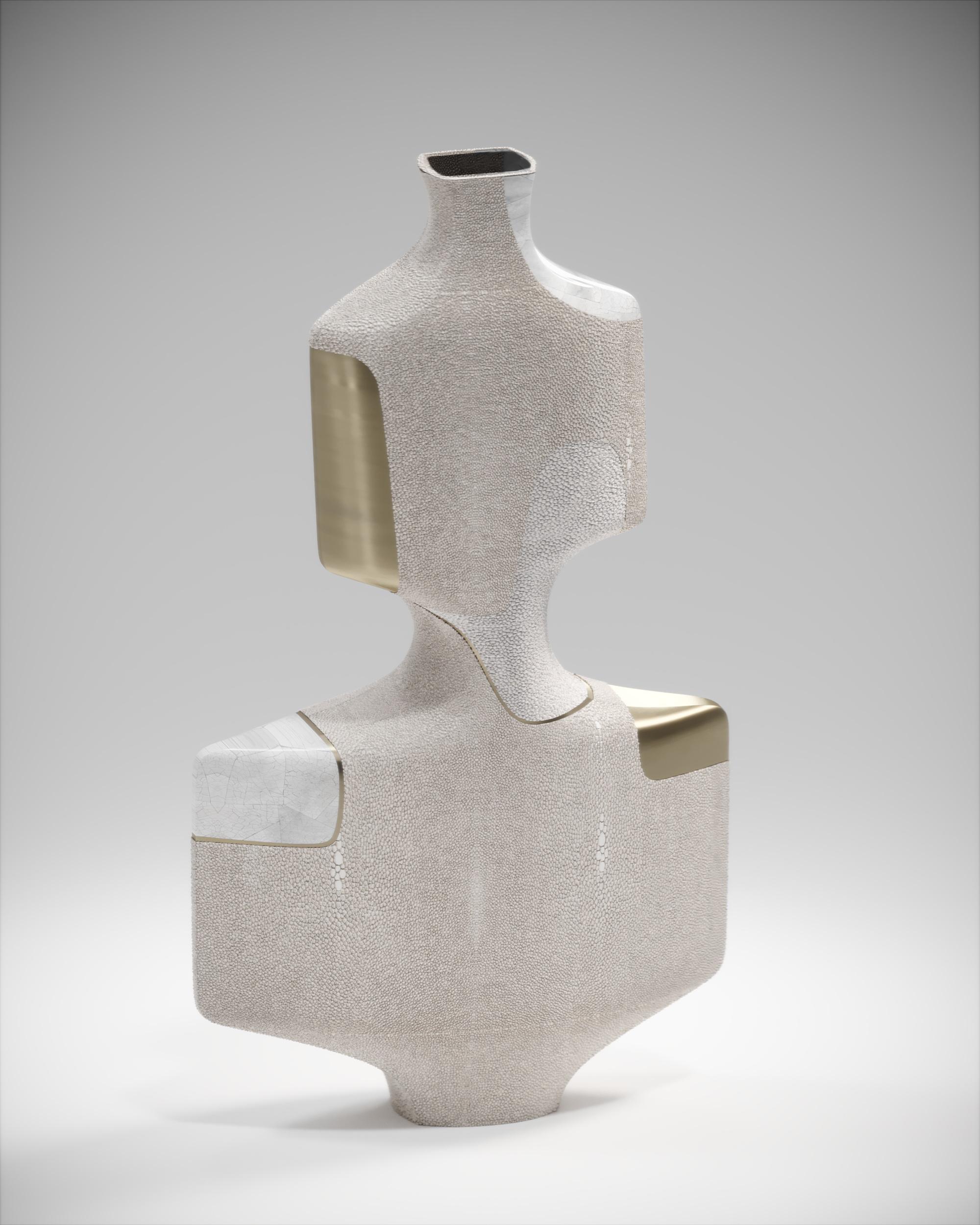 Laiton Vase sculptural en galuchat avec coquille de stylo et détails en laiton de R&Y Augousti en vente