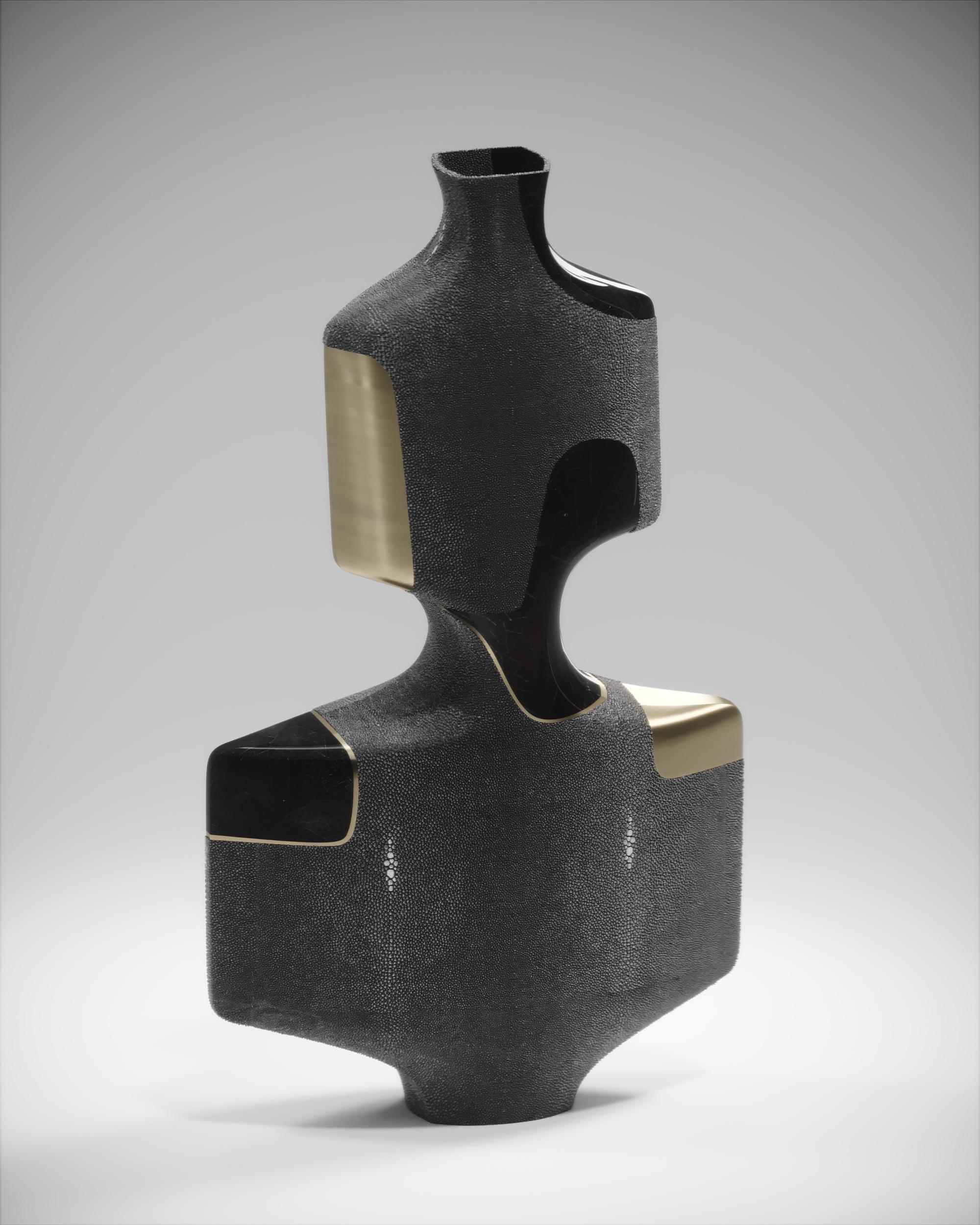 Shagreen Skulpturale Vase mit Stiftmuschel und Messingdetails von R&Y Augousti im Angebot 2