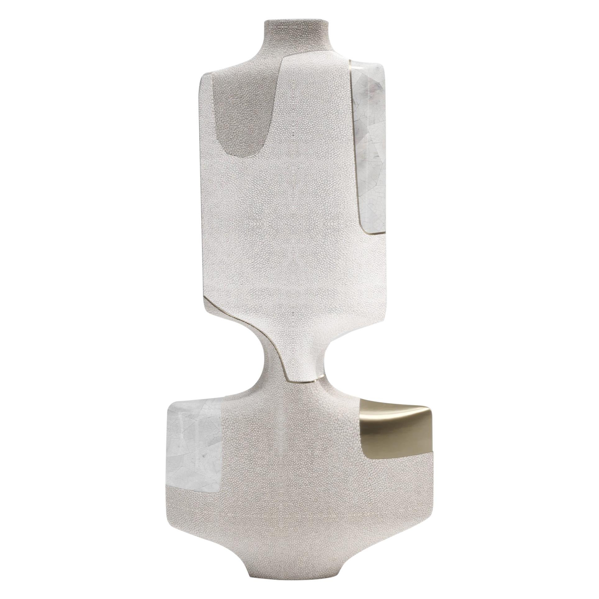 Skulpturale Vase aus Chagrinleder mit Stiftschale und Messingdetails von R&Y Augousti