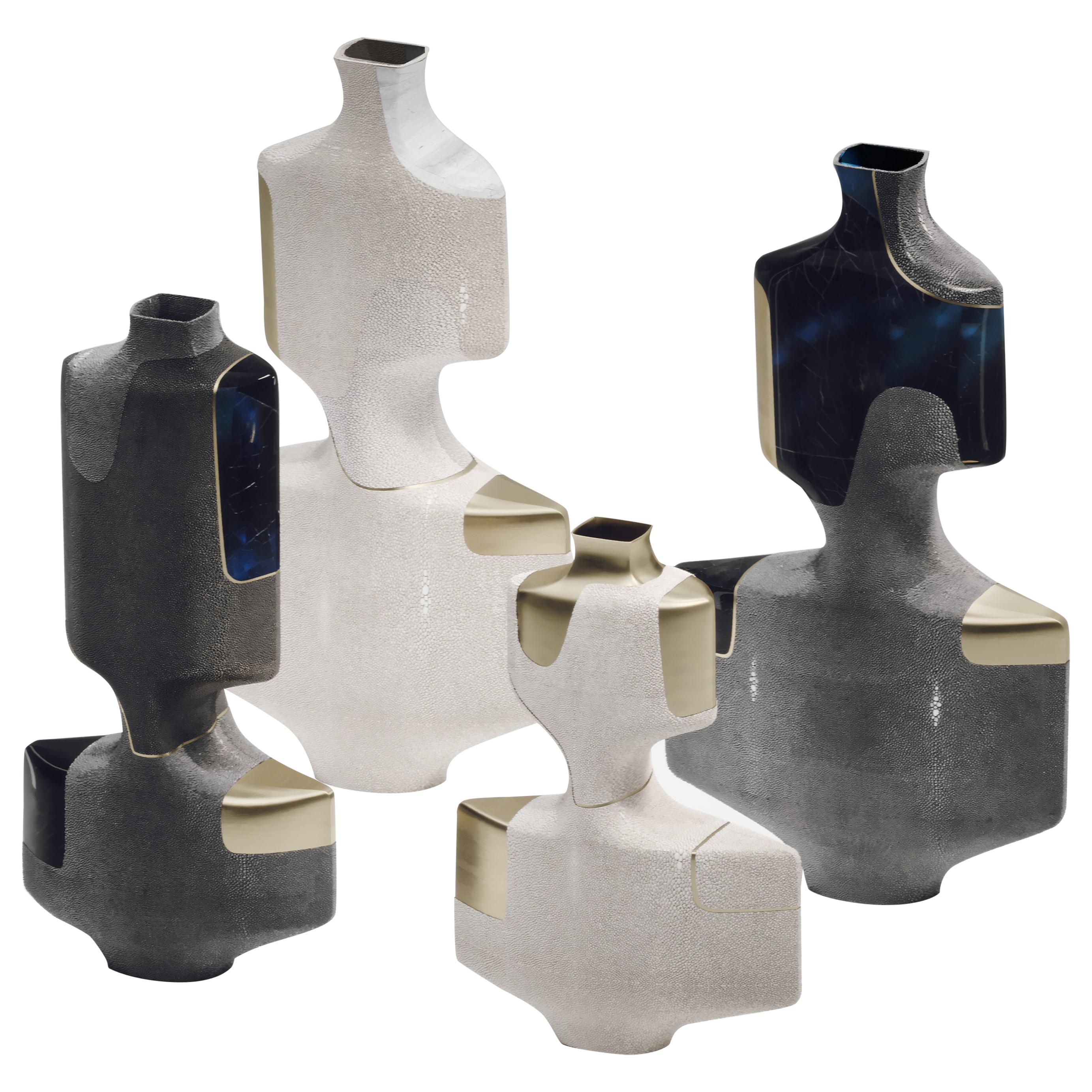 Shagreen Skulpturale Vasen mit Stiftmuschel und Messingdetails von R&Y Augousti
