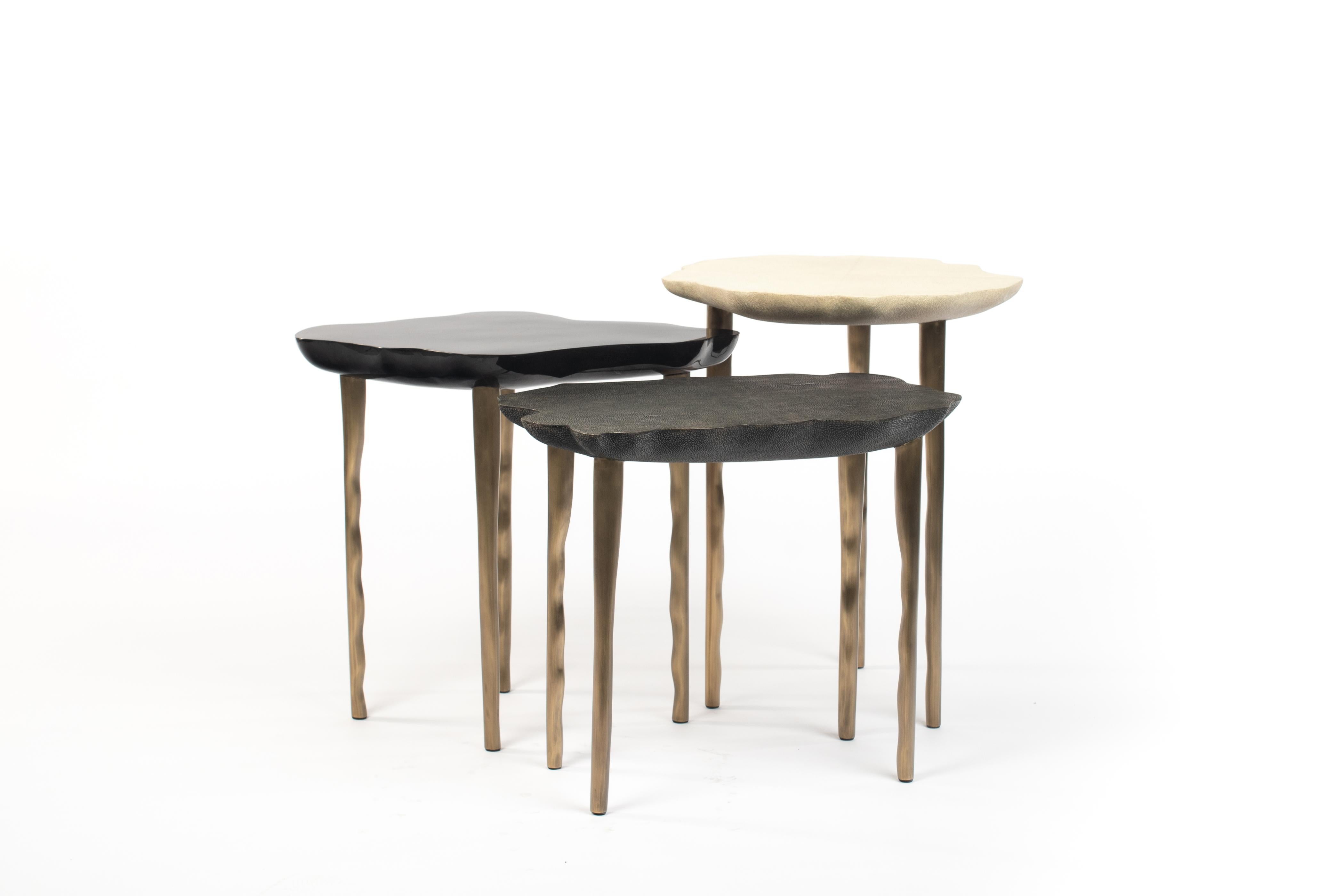 La marca, con sede en París, se ha distinguido desde su lanzamiento por su icónico uso del shagreen mezclado con latón y otros materiales exóticos. Todos los muebles están hechos a mano por artesanos expertos, lo que hace que cada pieza sea única,