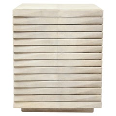 Table d'appoint ou table de nuit en galuchat crème, trois tiroirs, France, Nouveau
