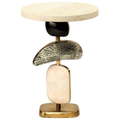 Table d'appoint en galuchat avec base sculpturale mobile et accents en laiton, Kifu Paris