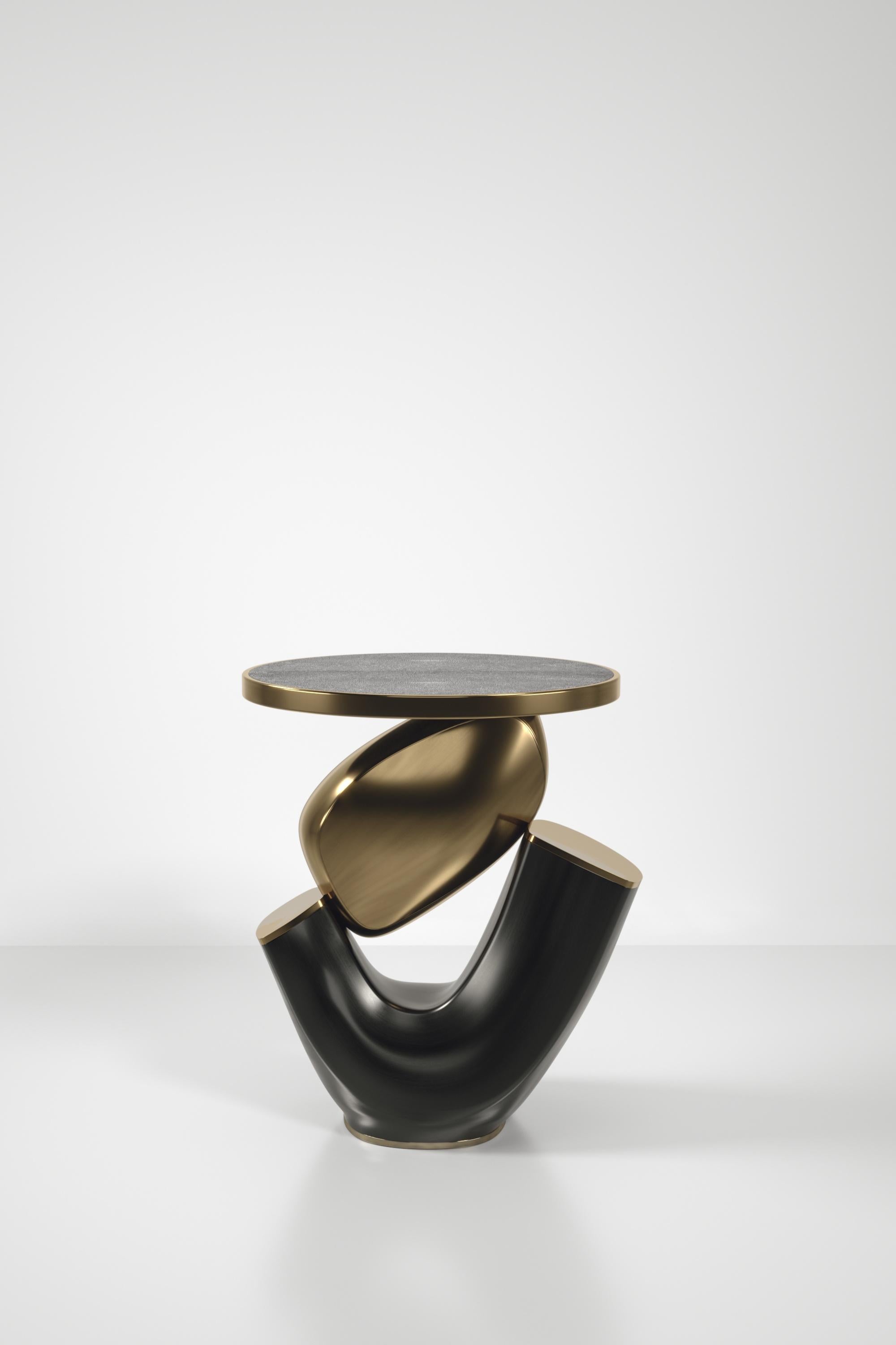 Table d'appoint en galuchat avec une base sculpturale en laiton patiné par R&Y Augousti en vente 4