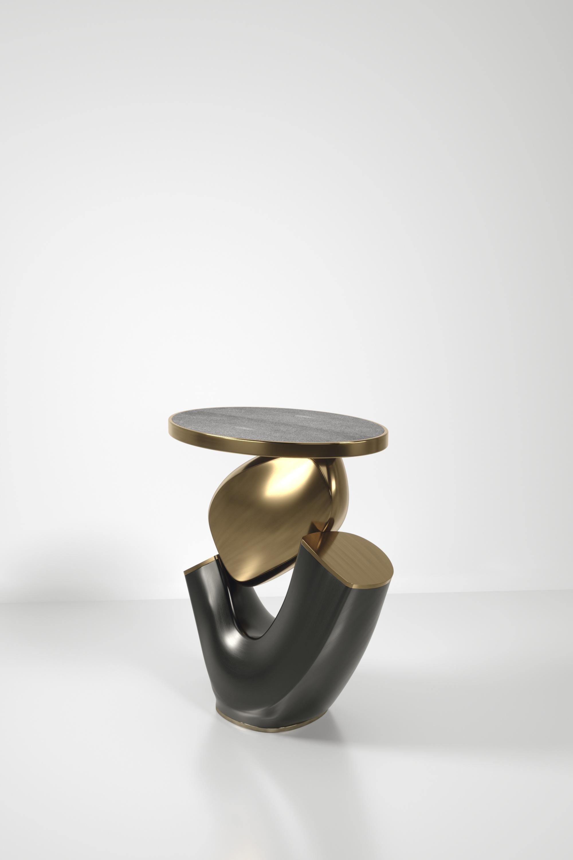 Table d'appoint en galuchat avec une base sculpturale en laiton patiné par R&Y Augousti en vente 5