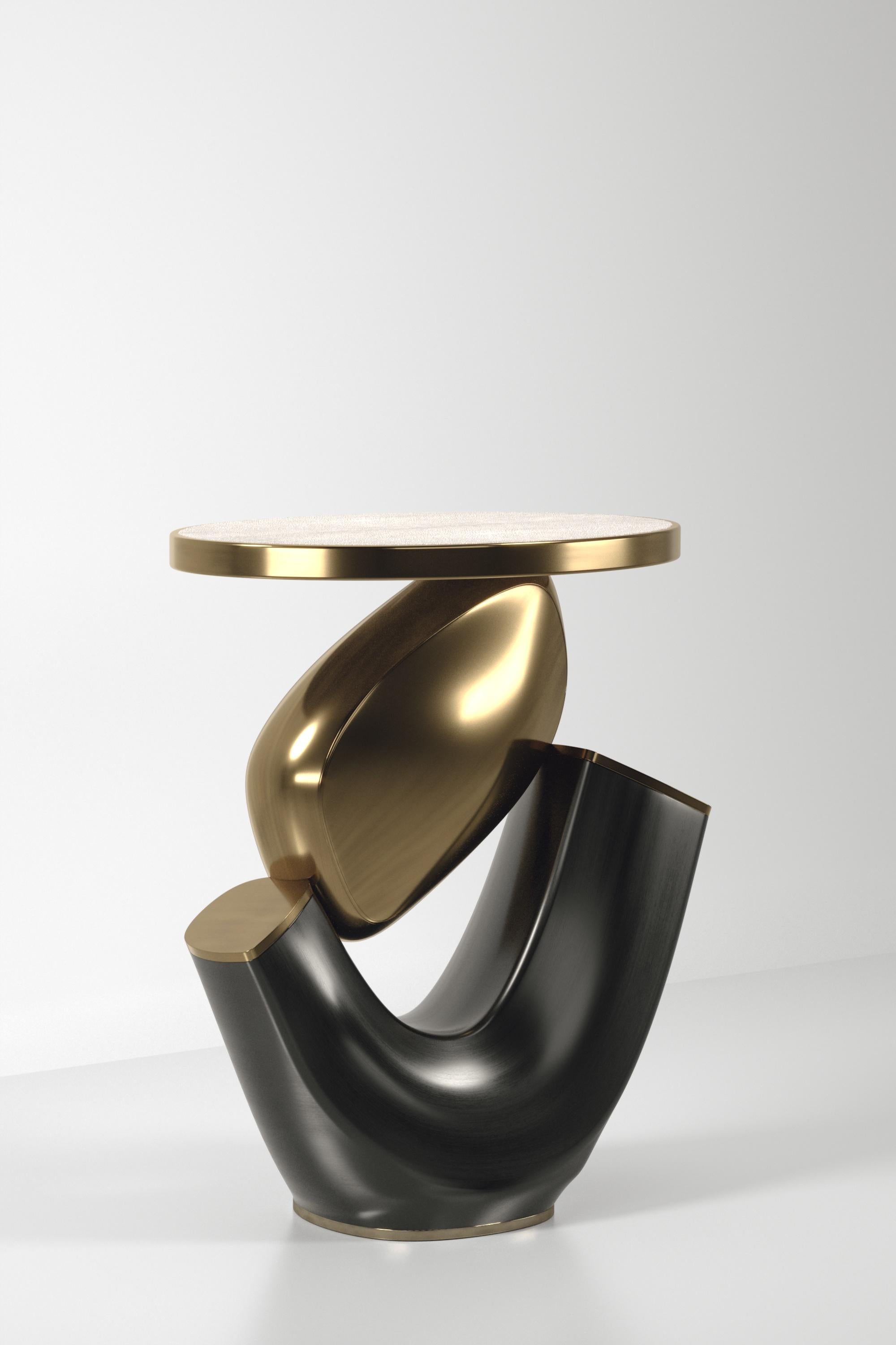 Table d'appoint en galuchat avec une base sculpturale en laiton patiné par R&Y Augousti en vente 5