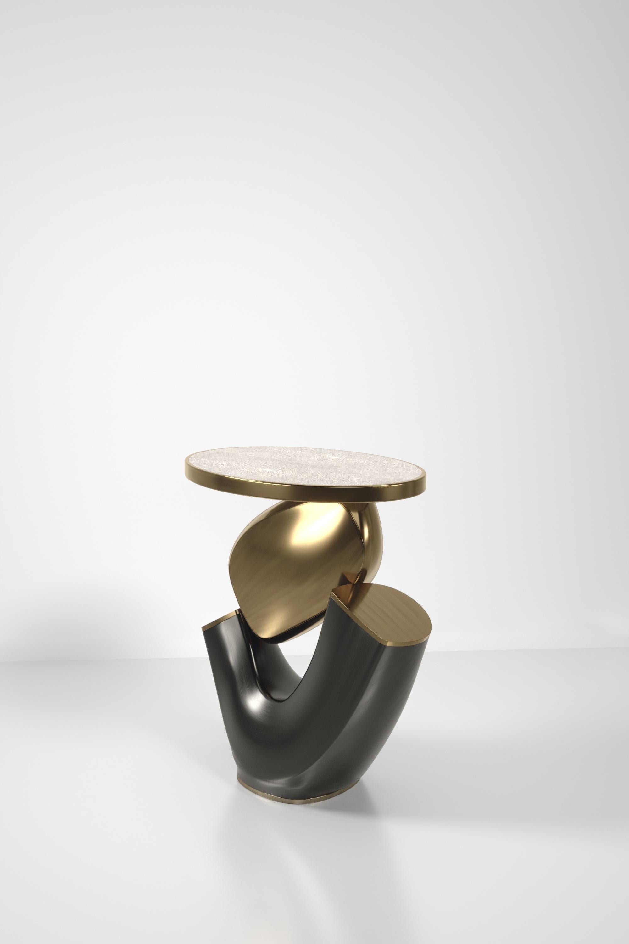 Table d'appoint en galuchat avec une base sculpturale en laiton patiné par R&Y Augousti Neuf - En vente à New York, NY