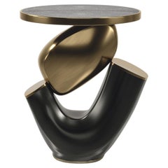Mesa auxiliar de piel de zapa con base escultórica de latón patinado en bronce de R&Y Augousti