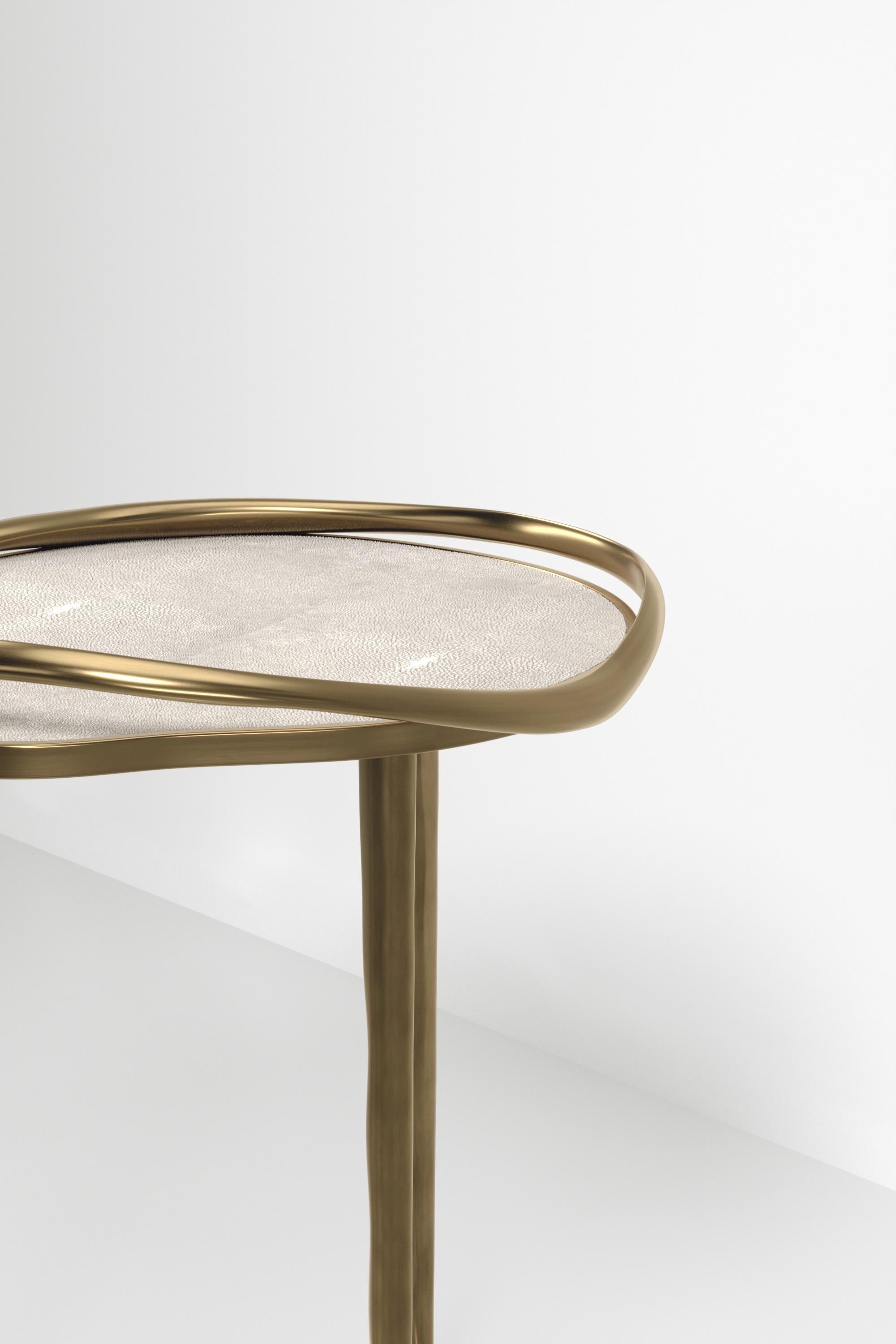 Table d'appoint en galuchat avec un cadre sculptural en laiton patiné par KIFU PARIS en vente 4