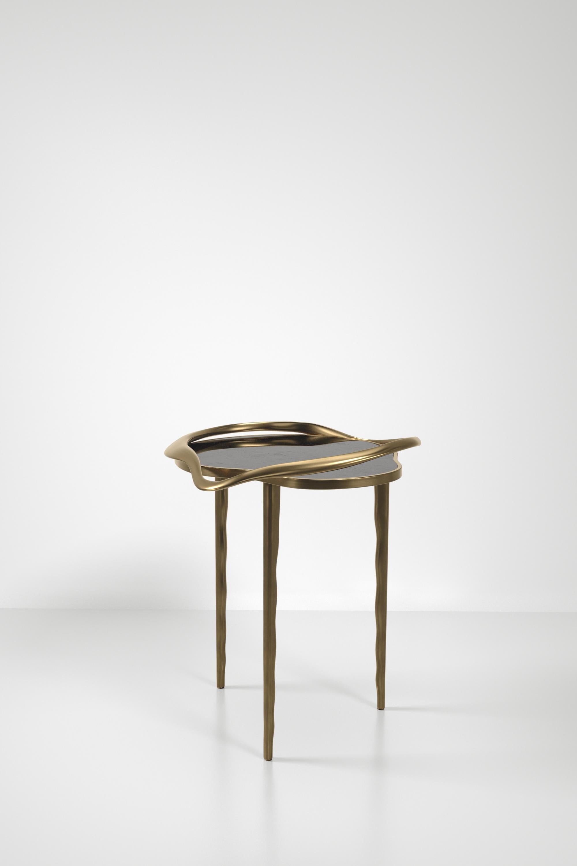 Table d'appoint en galuchat avec un cadre sculptural en laiton patiné par KIFU PARIS en vente 9